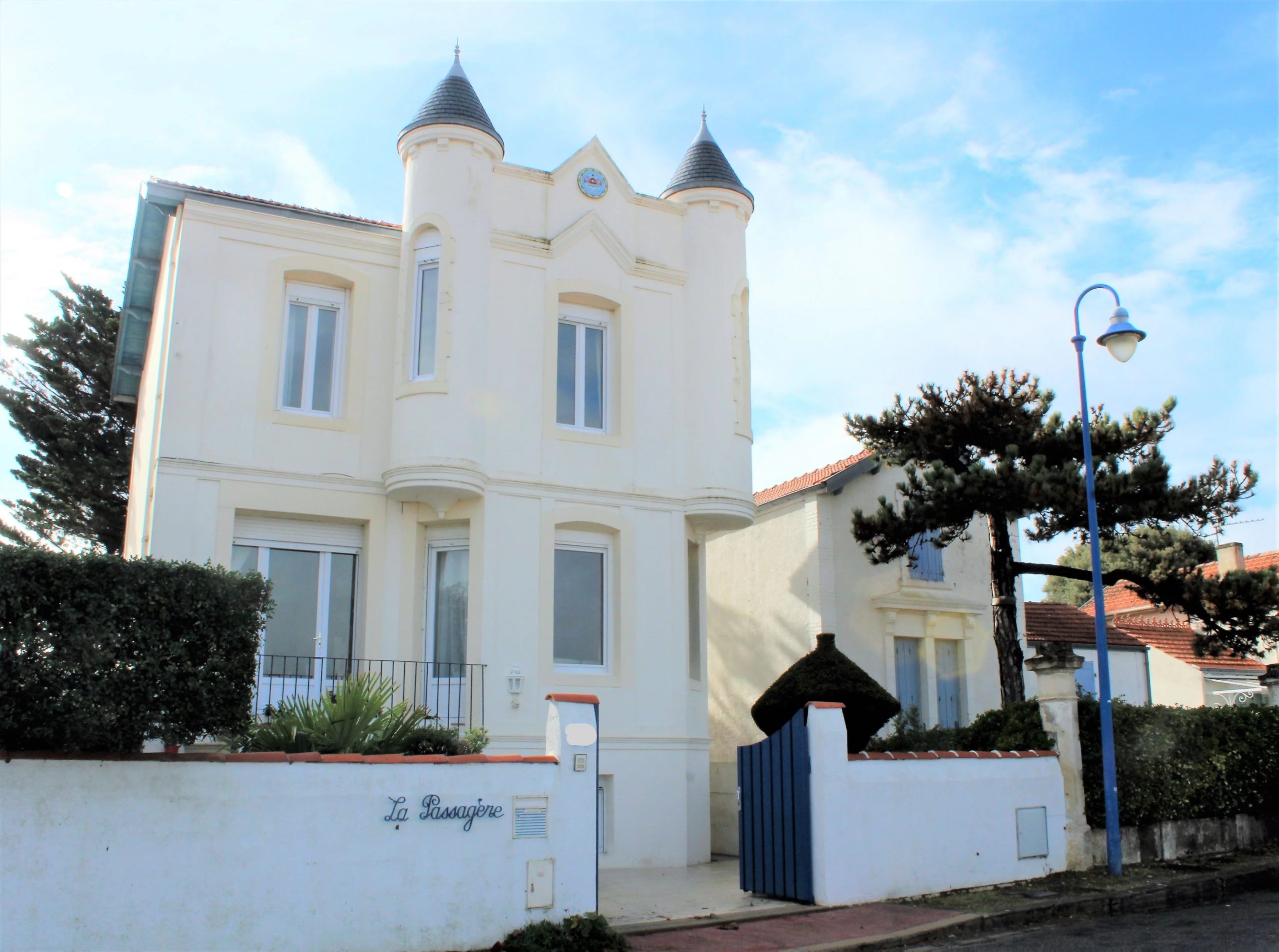 villa-fouras-in-front-of-sea