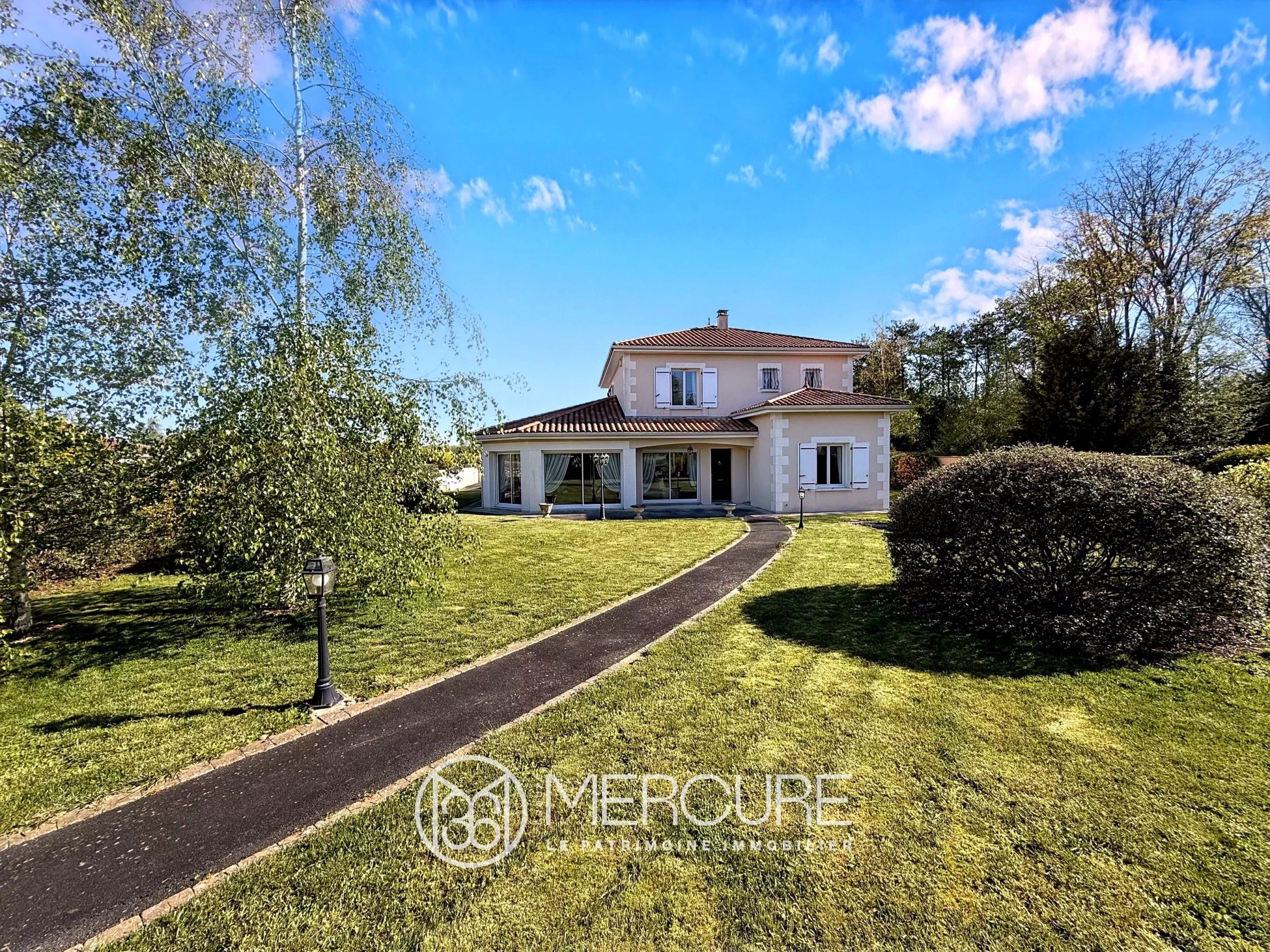 SPACIEUSE VILLA AVEC GARAGES - 10104PO