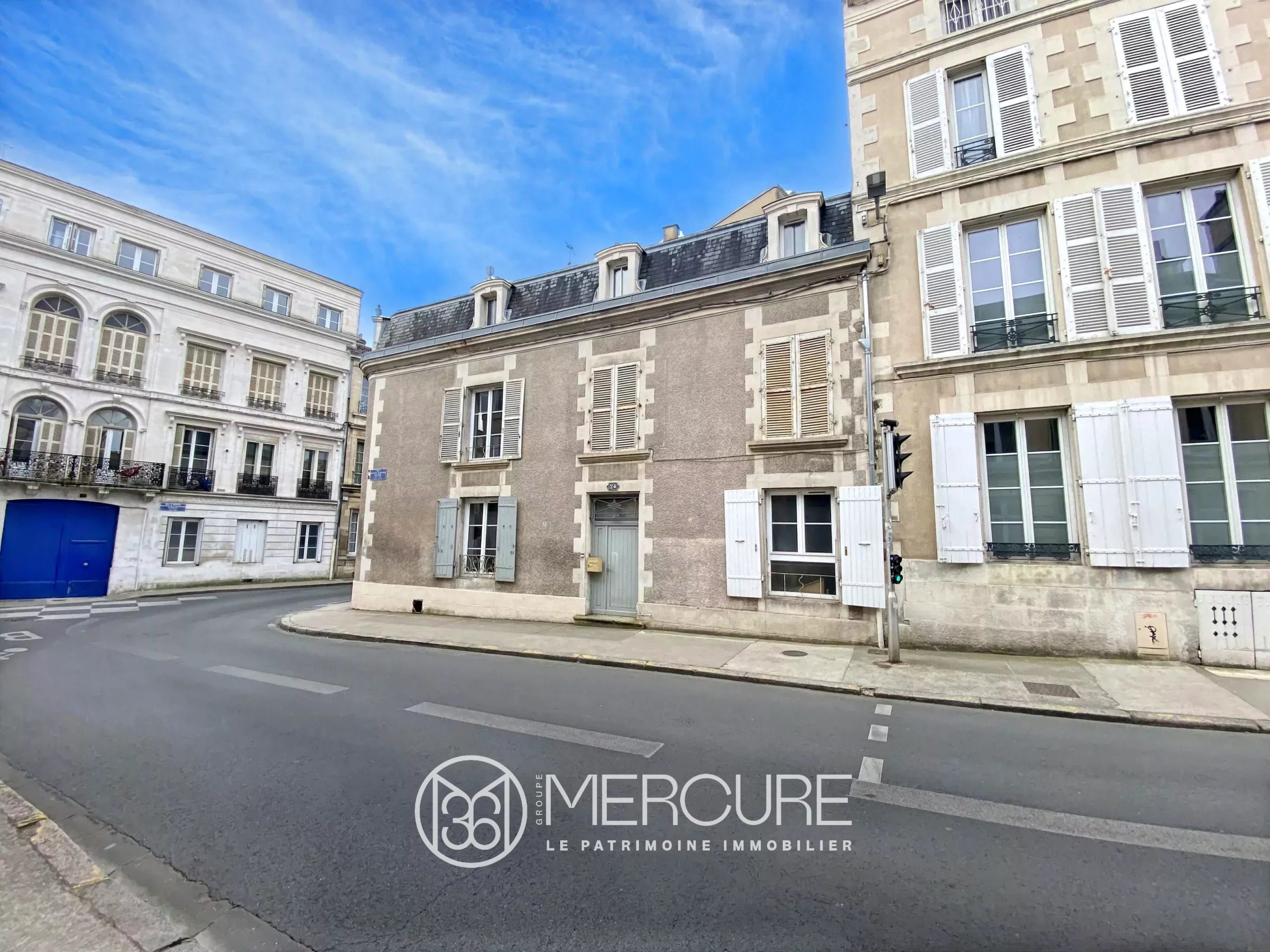 MAISON DE VILLE AVEC COUR, GARAGE ET CAVE - 10355po