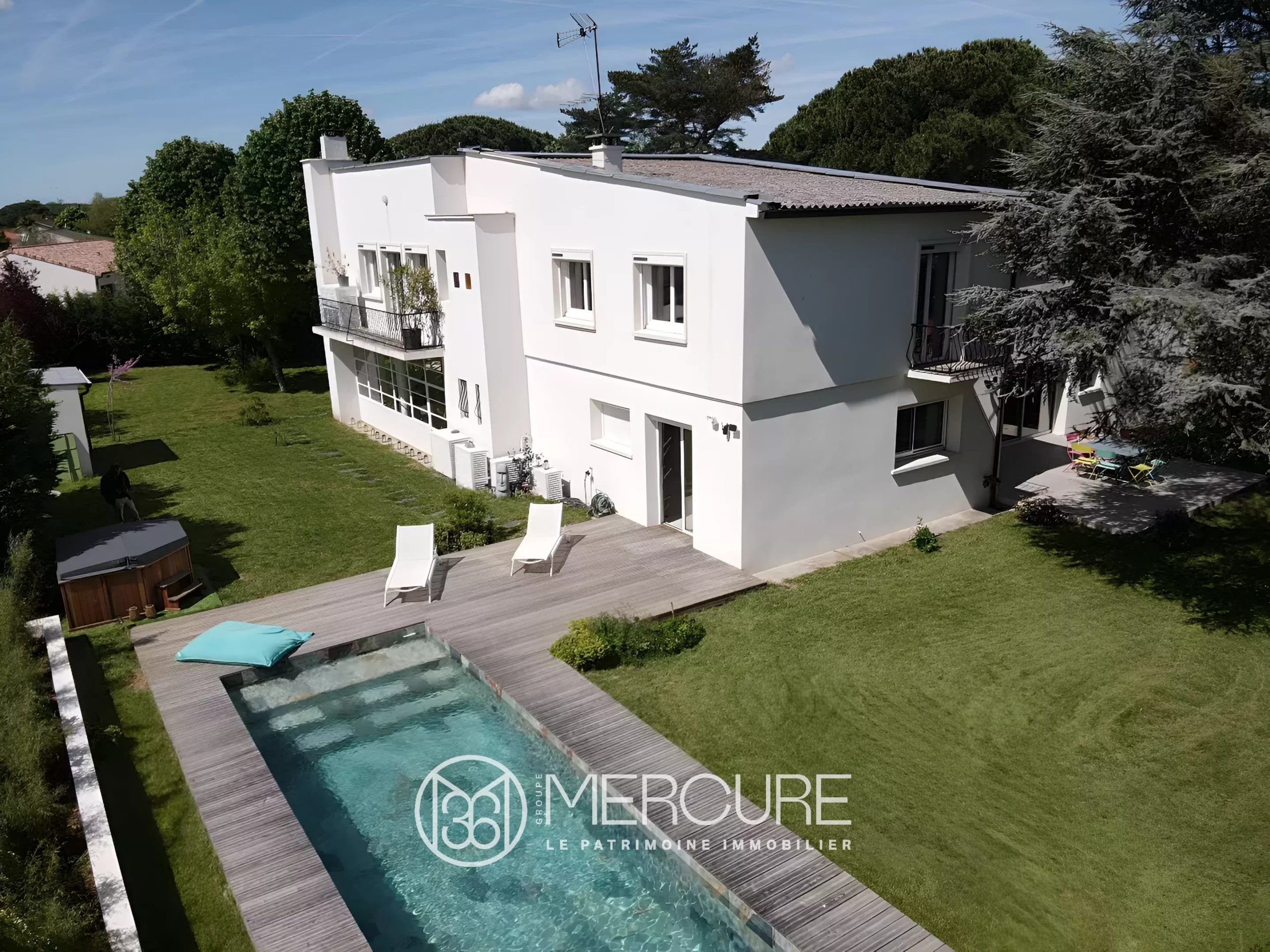 STUNNING CONTEMPORARY HOME – SWIMMING POOL - 9344TS