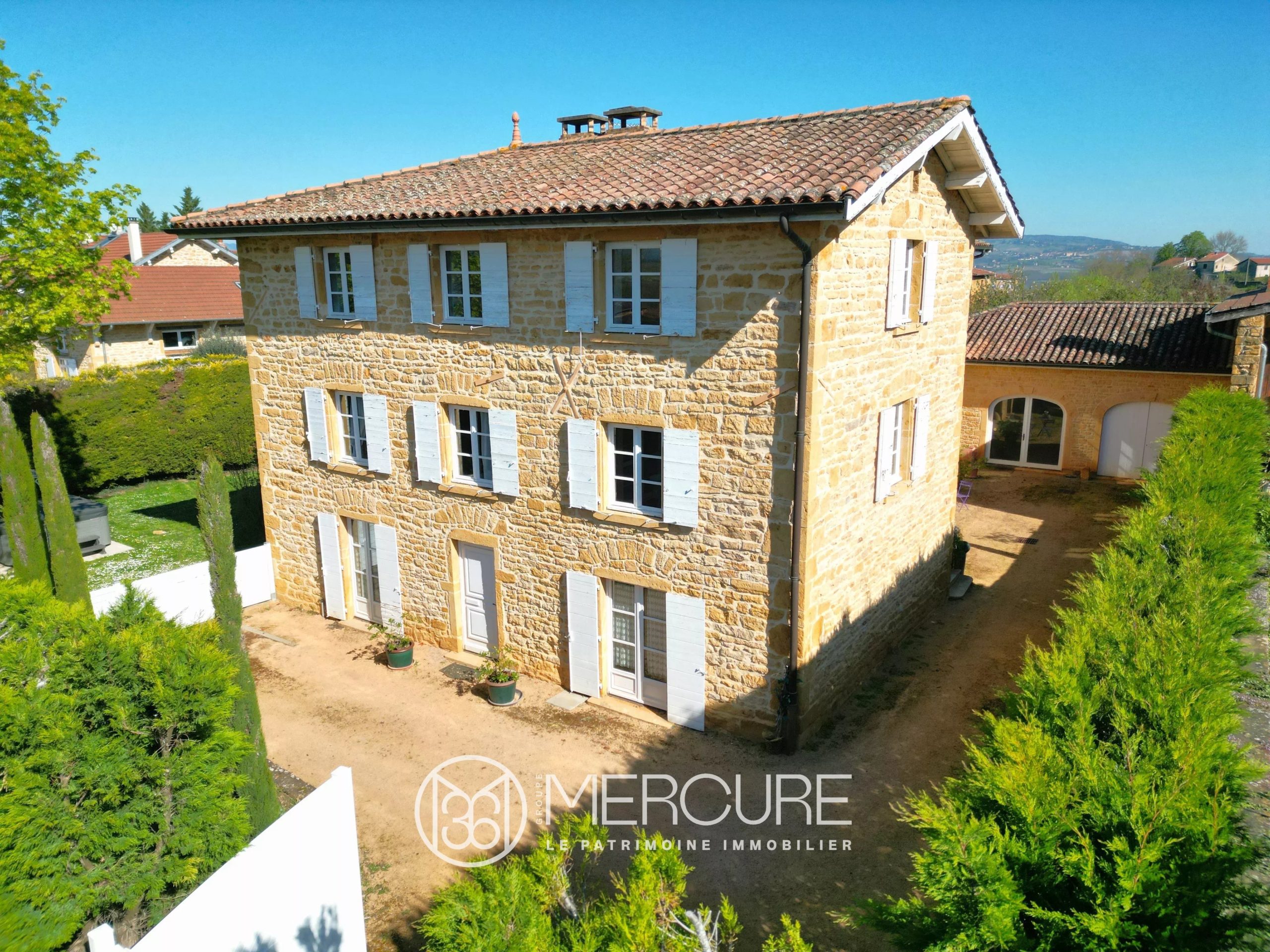 SAINT-GERMAIN-NUELLES — Golden stone house, character and space 30 minutes from Lyon - 5059LY
