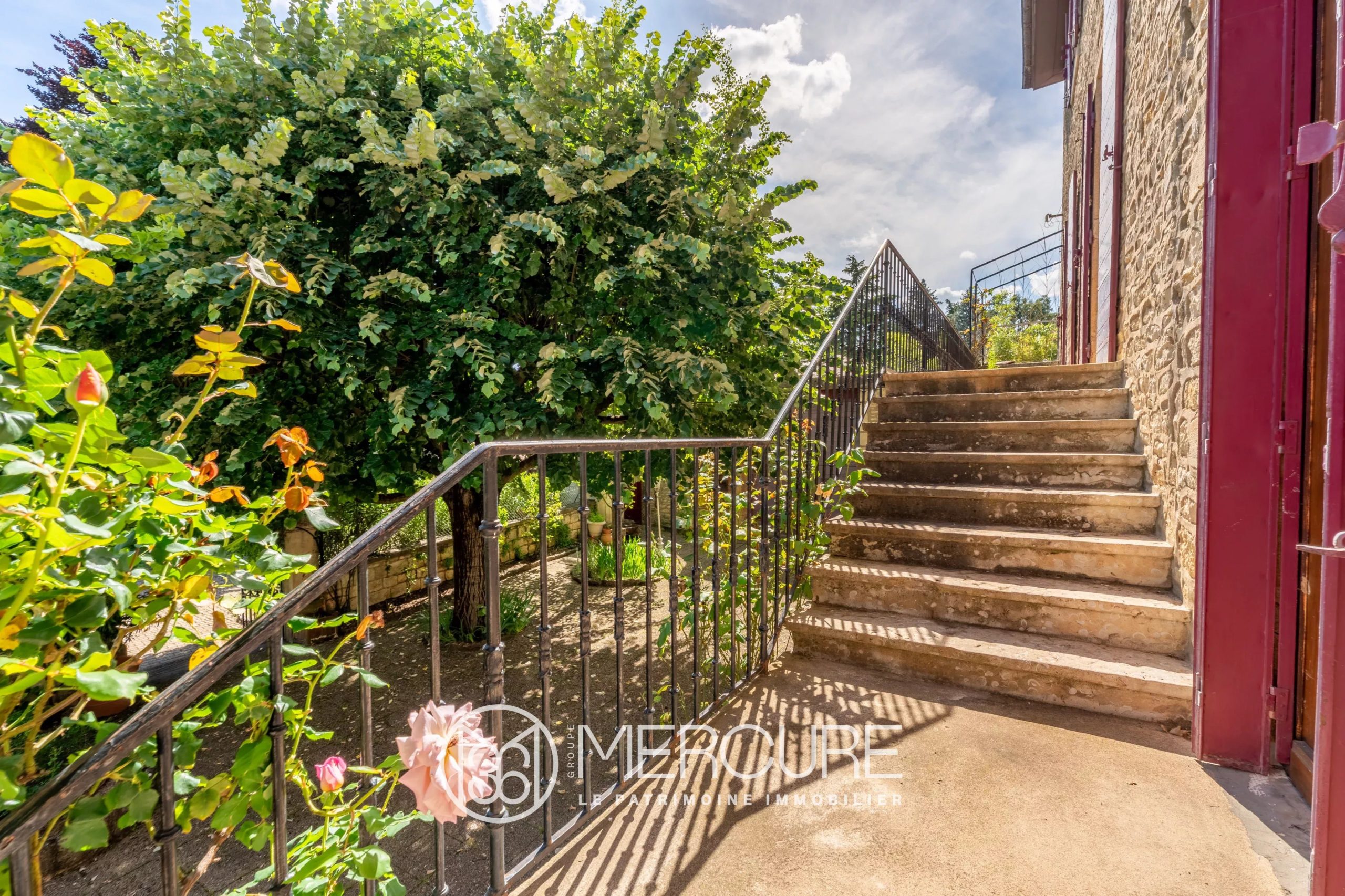 BEAUJOLAIS – LUCENAY – A vendre, maison en pierre avec dépendances - 5068LY