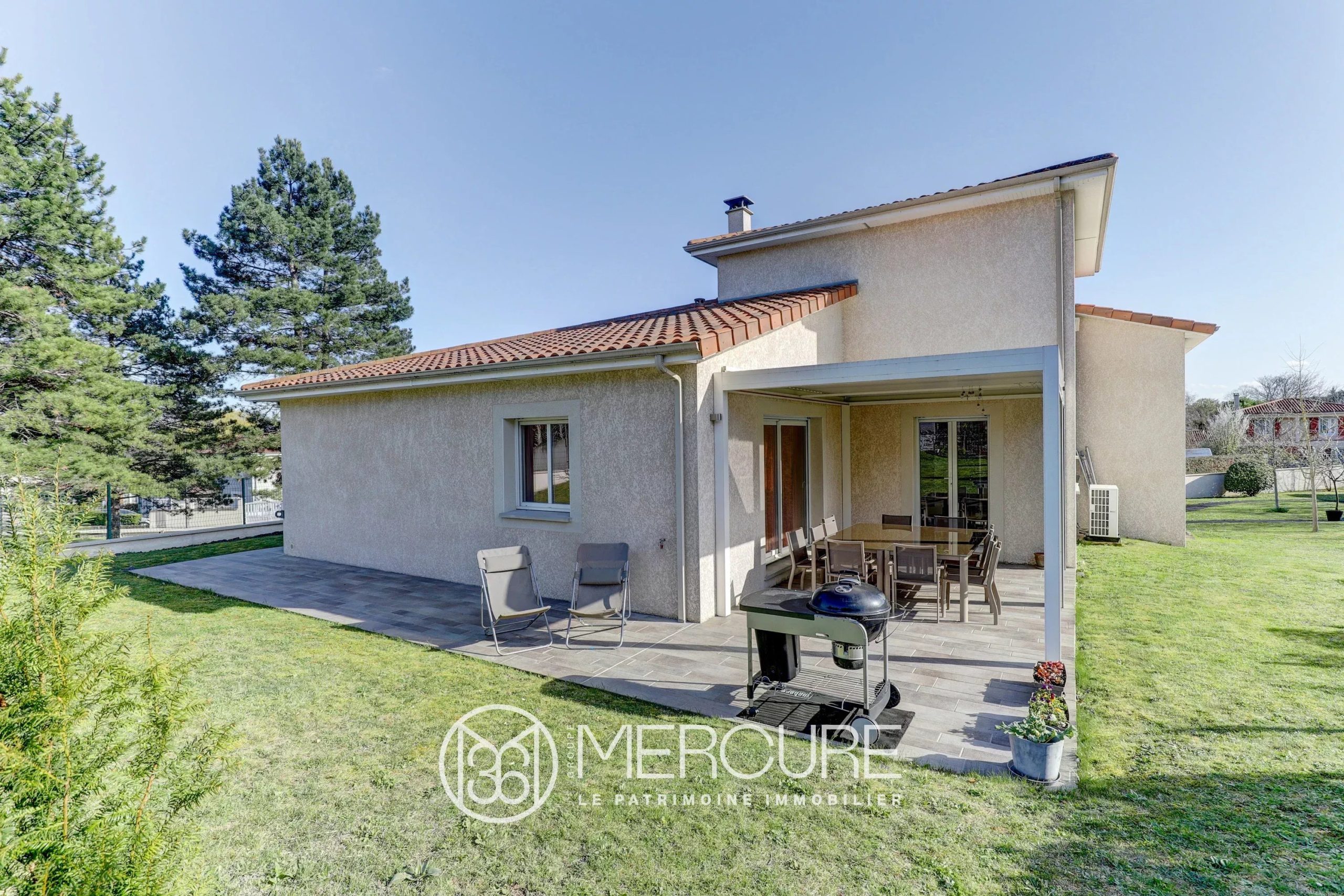 Maison de 200m² sur 1179m², 4ch, terrasses, garages, DPE B+, 5min à pied commerces et écoles - 21575AU