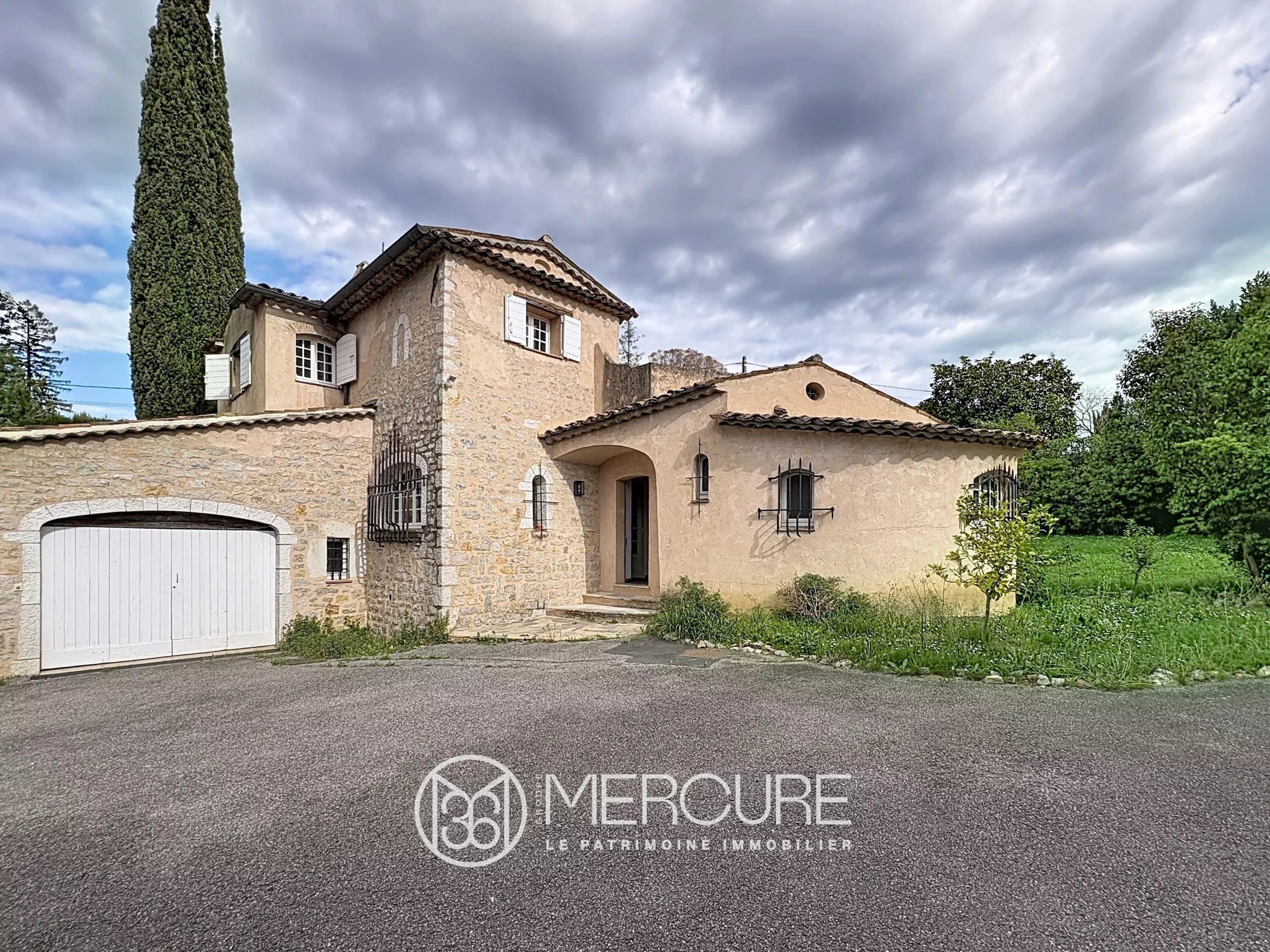 Mougins limite Le Cannet  – Commerces à proximité - 21613CA