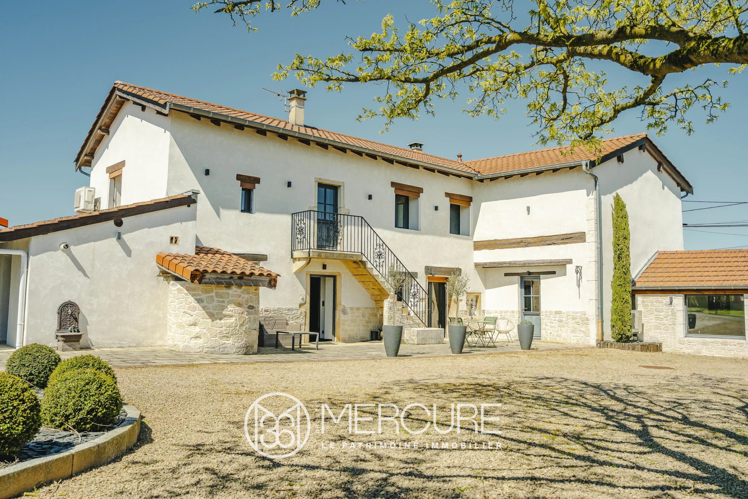 Renovated Farmhouse – Beaujolais – 230 m² – Pool & High-End Features - 5061LY