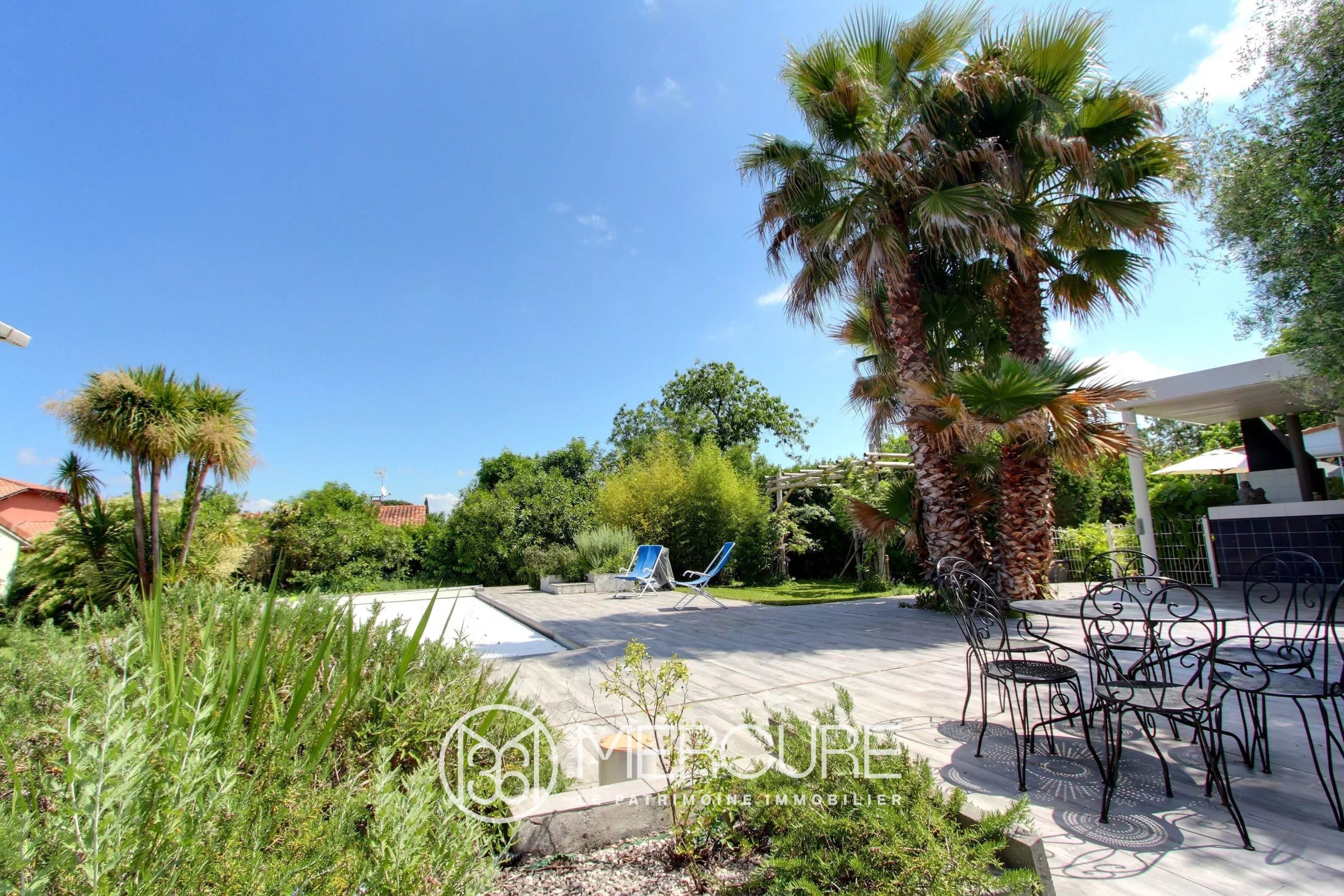 BELLE MAISON AVEC GRAND JARDIN ET PISCINE - 9198TS