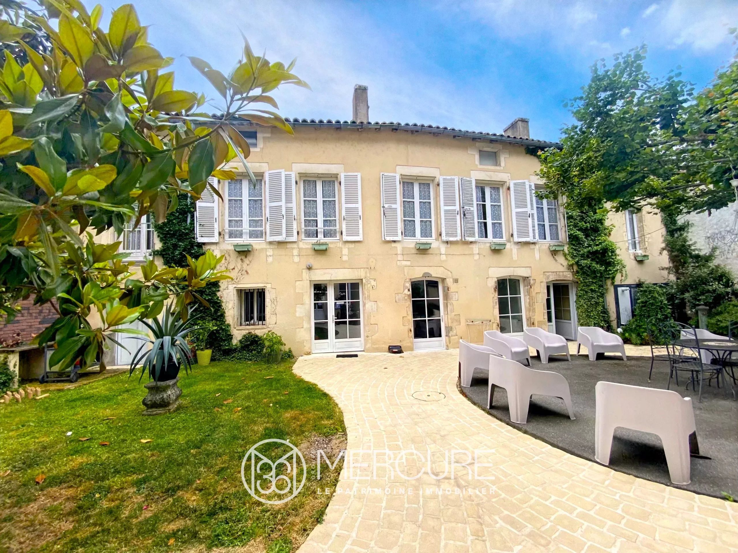 GRANDE MAISON DE VILLE AVEC COUR - 10337po