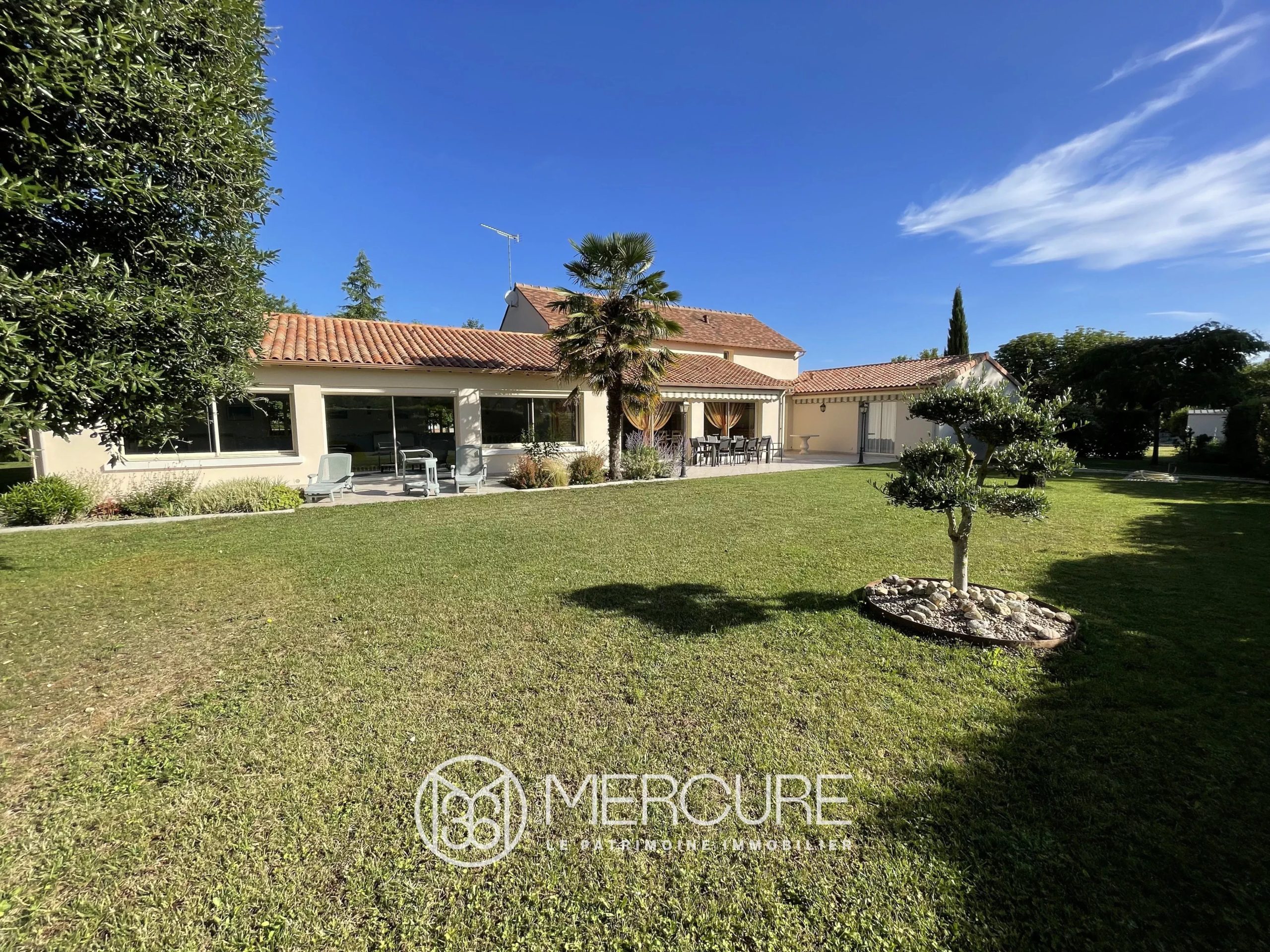 HOUSE WITH COVERED SWIMMING POOL AND LIFT - 9508PO
