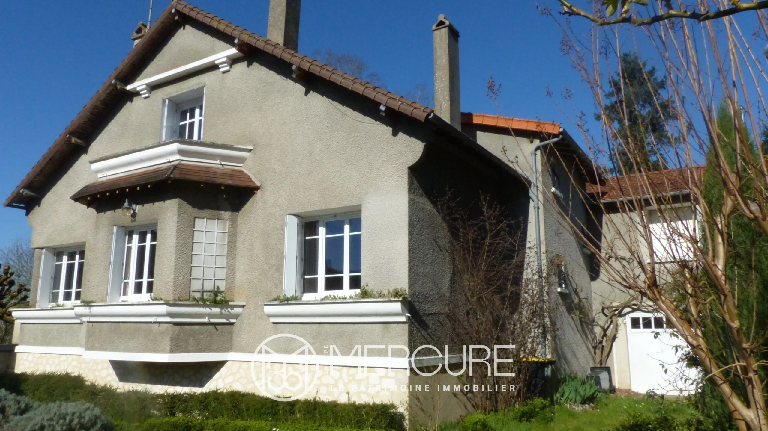 TRES BELLE MAISON FAMILIALE PROCHE MONTMORILLON - 10325MO