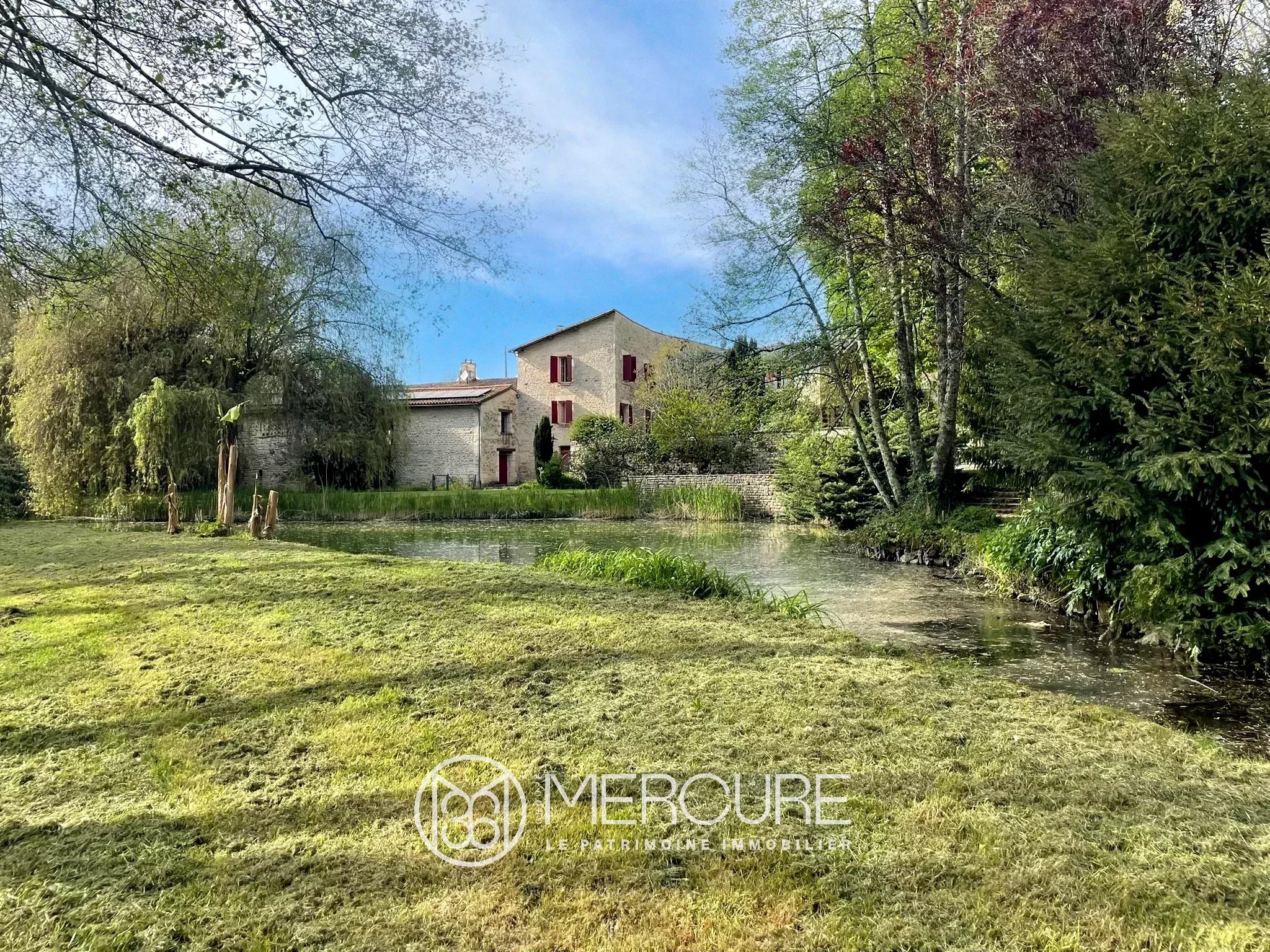 CHARMANTE PROPRIETE AVEC RIVIERE ET PISCINE - 9711PO