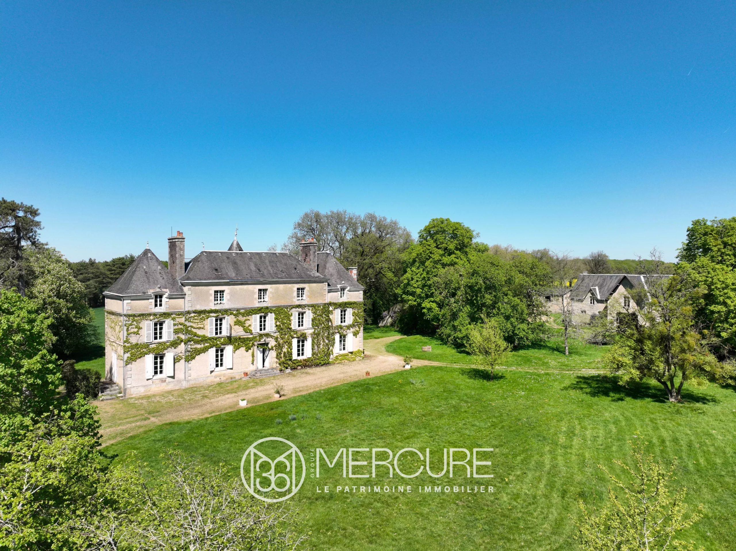 CHATEAU XIXe AVEC DEPENDANCES - 9377PO