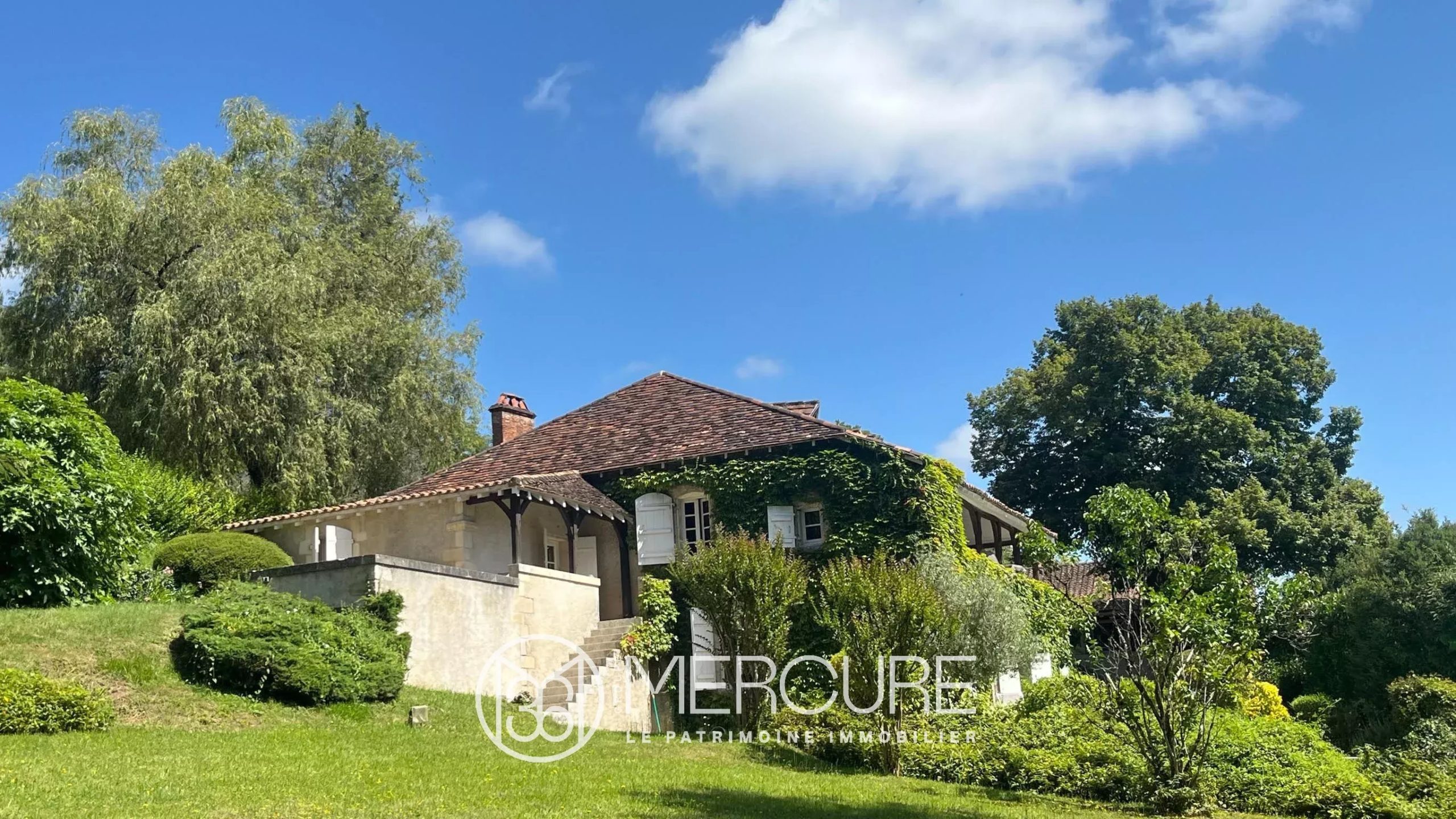 NEAR PERIGUEUX -19TH CENTURY CHARACTER HOUSE - 900986bx