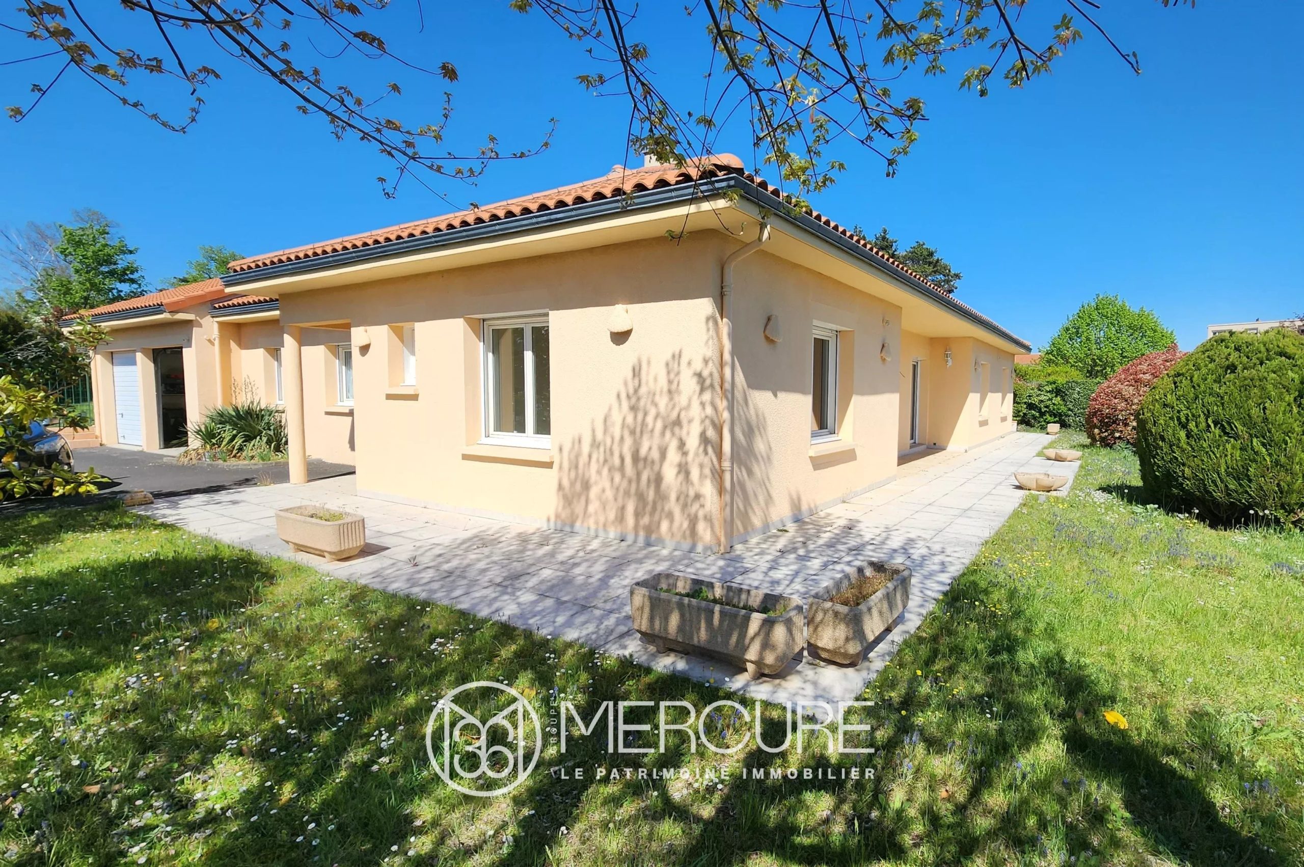 Villa contemporaine de plain-pied – 219 m² – Vue Puy de Dôme – Terrain paysagé de 900 m² – Mozac - 21617AU