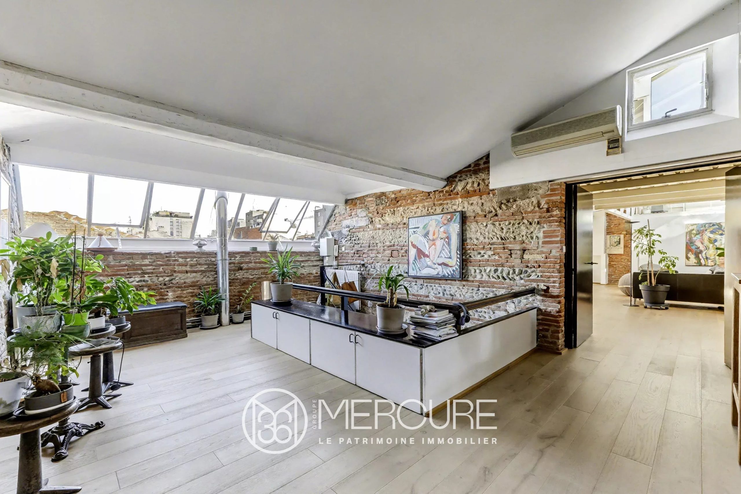 APPARTEMENT AVEC TERRASSE SUR LES TOITS – GARAGE - 9264TS