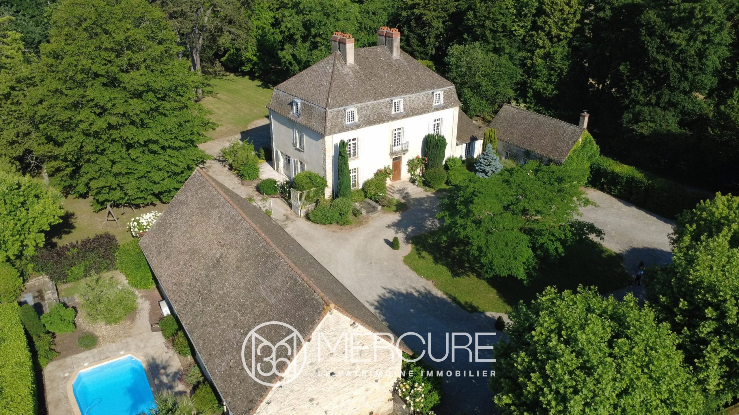 Demeure avec piscine et parc de 2 ha, voire 3h pour activités équestres - 21516VA