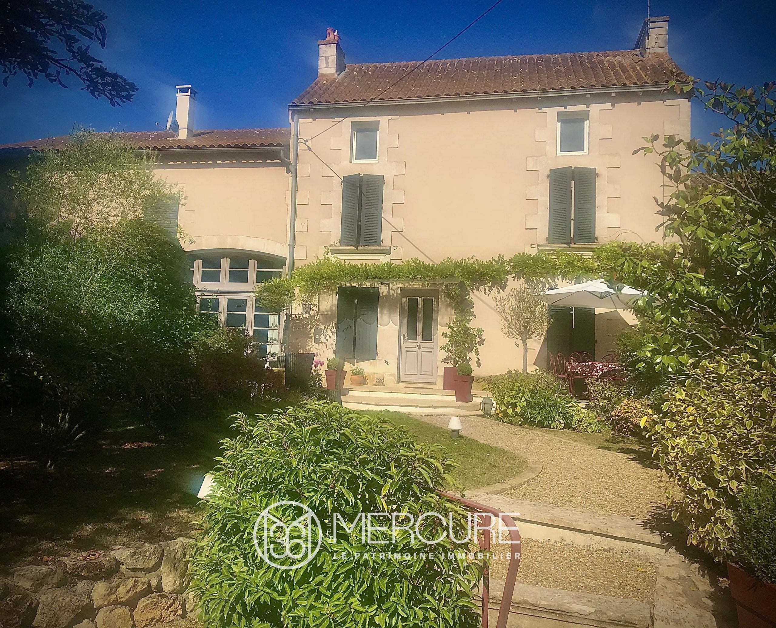 MAISON ANCIENNE RENOVÉE AVEC PISCINE ET DEPENDANCES - 10328po
