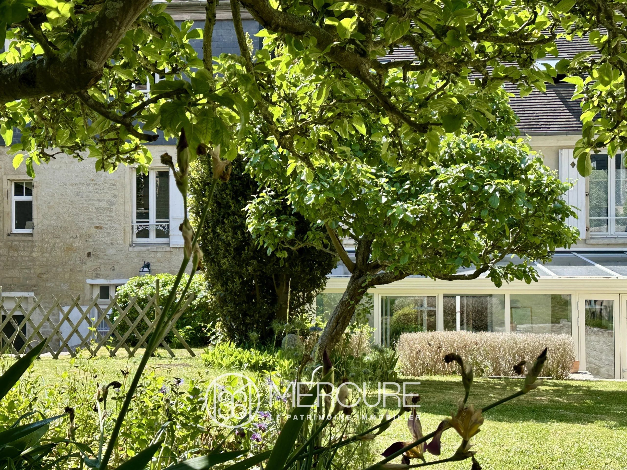 ELEGANTE MAISON FAMILIALE AVEC JARDIN - 21642NO