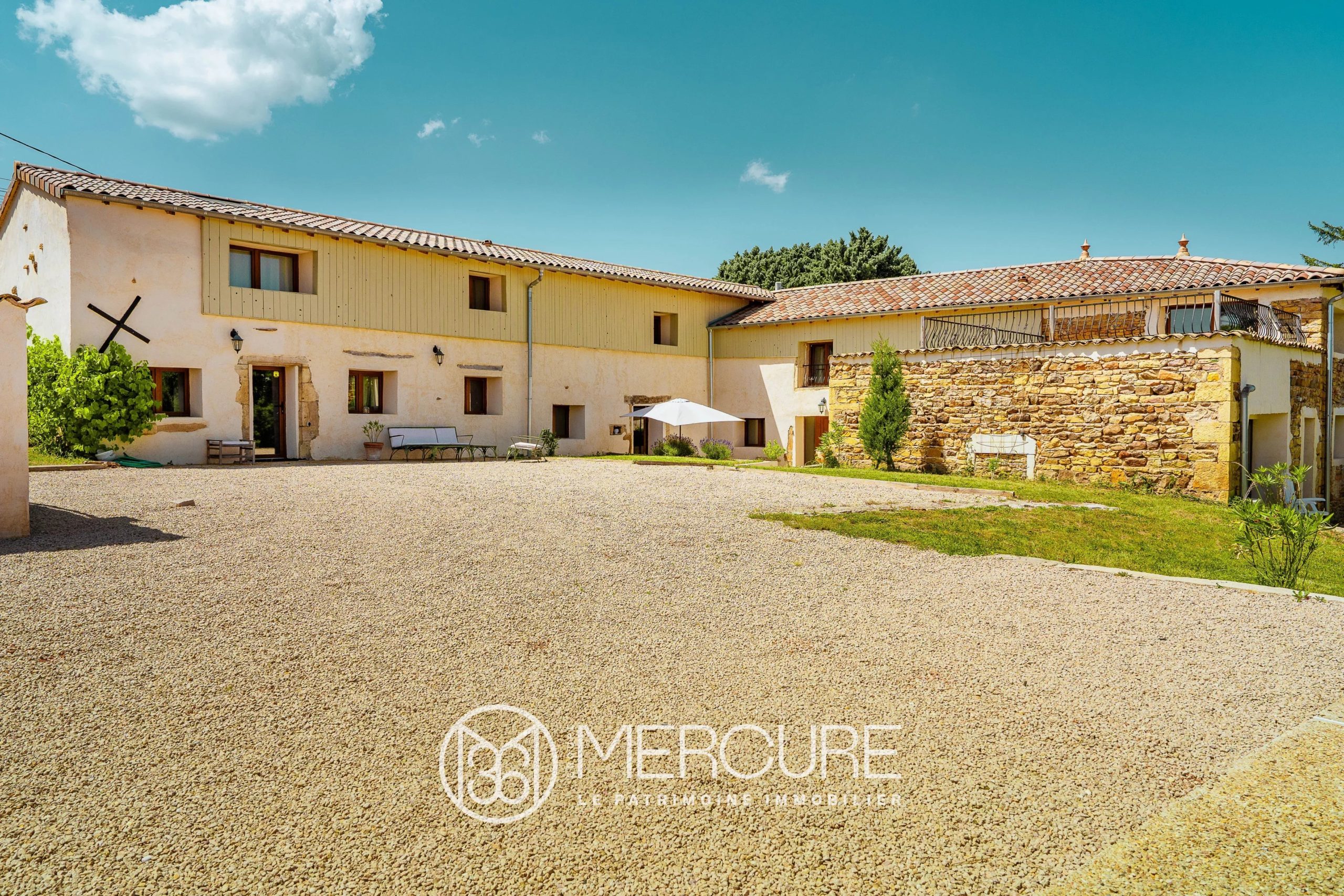 Propriété avec gîtes — Beaujolais, rénovation intégrale, vue Alpes - 5085LY