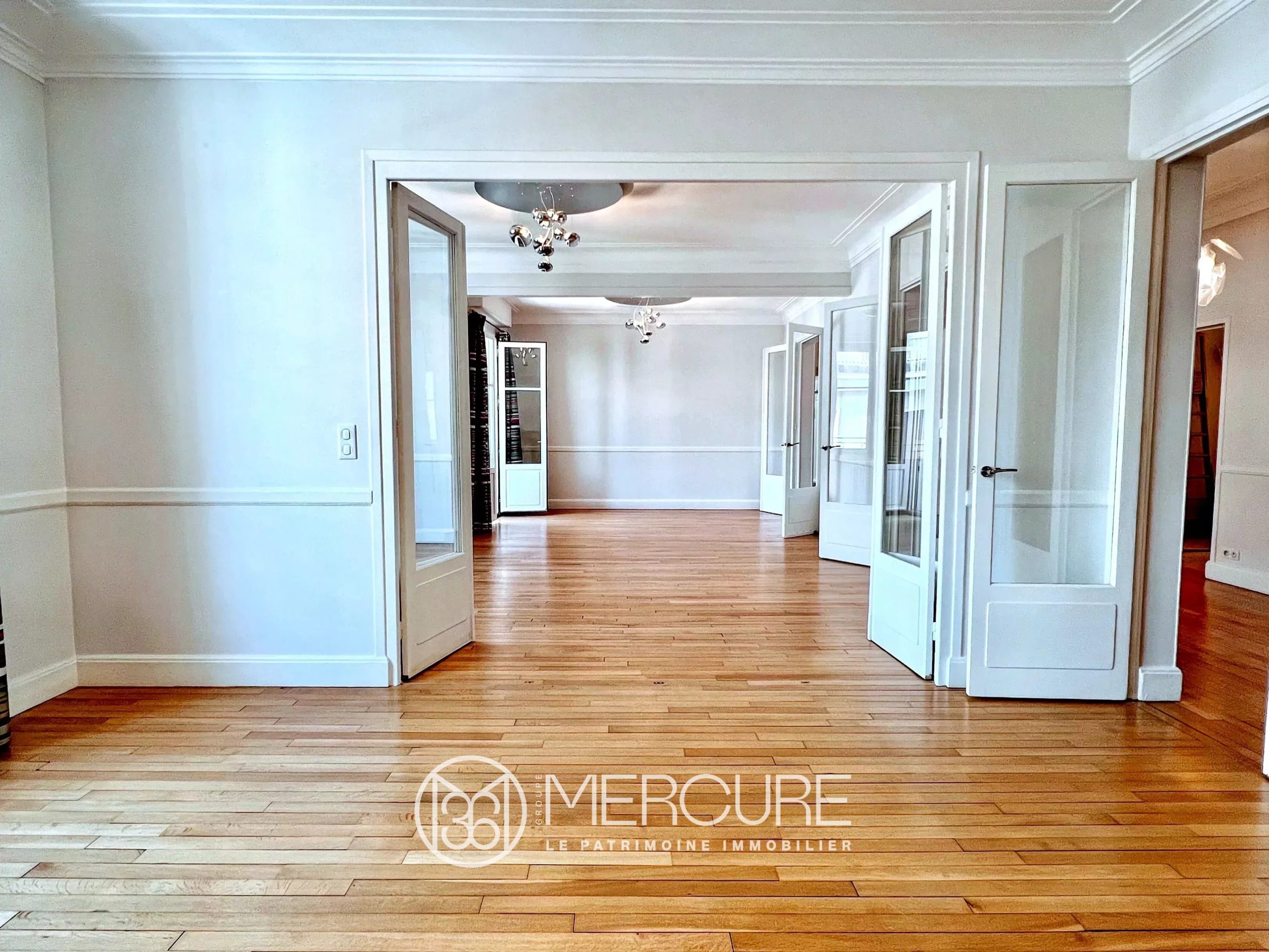 Elegant renovated Apartment – 200 sqm – 4/5 bedrooms– Upper Floor , elevator , Garage, between Blatin and Avenue Julien - 21339AU