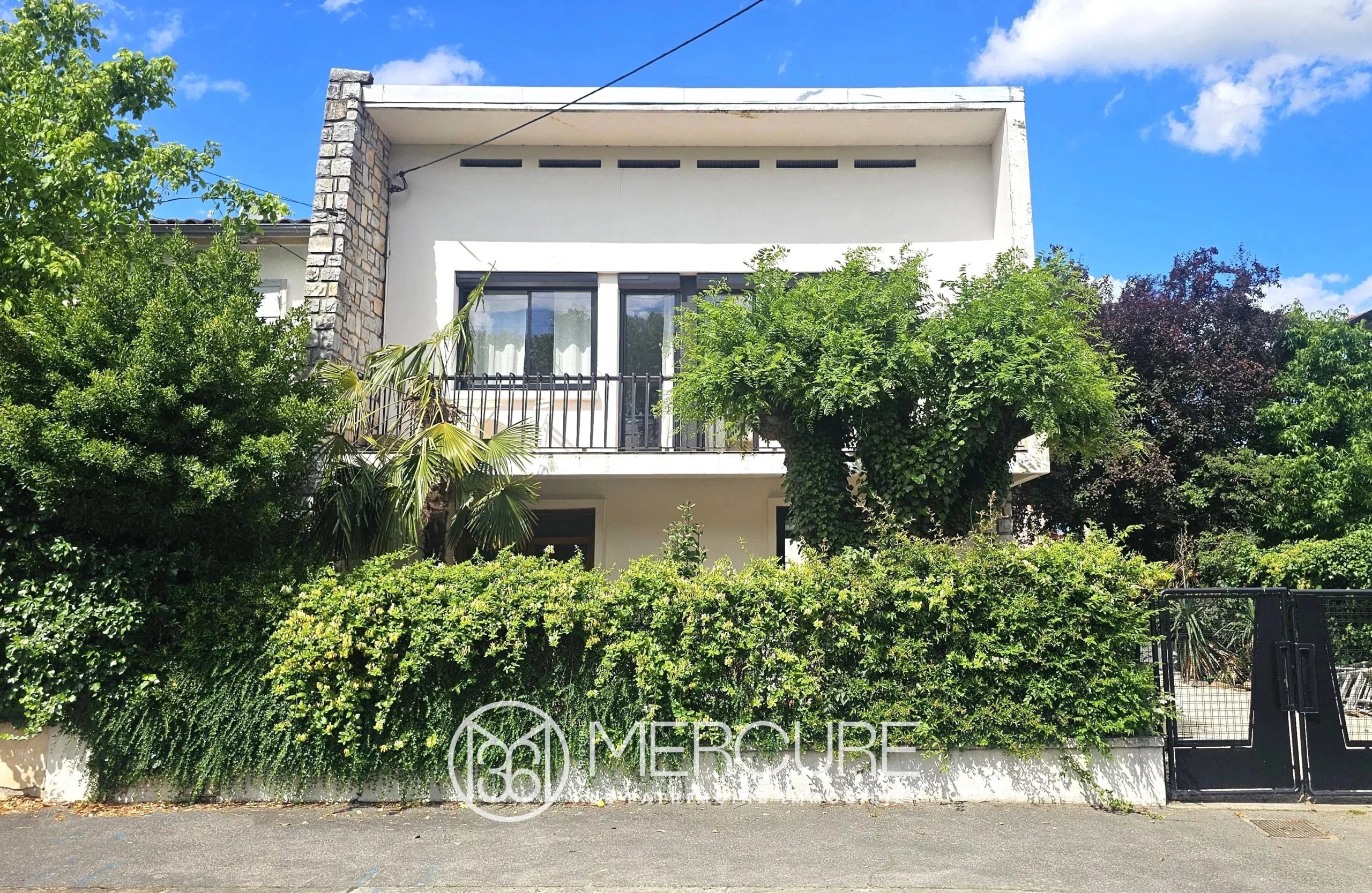 MAISON DE FAMILLE AVEC PISCINE - 9354TS