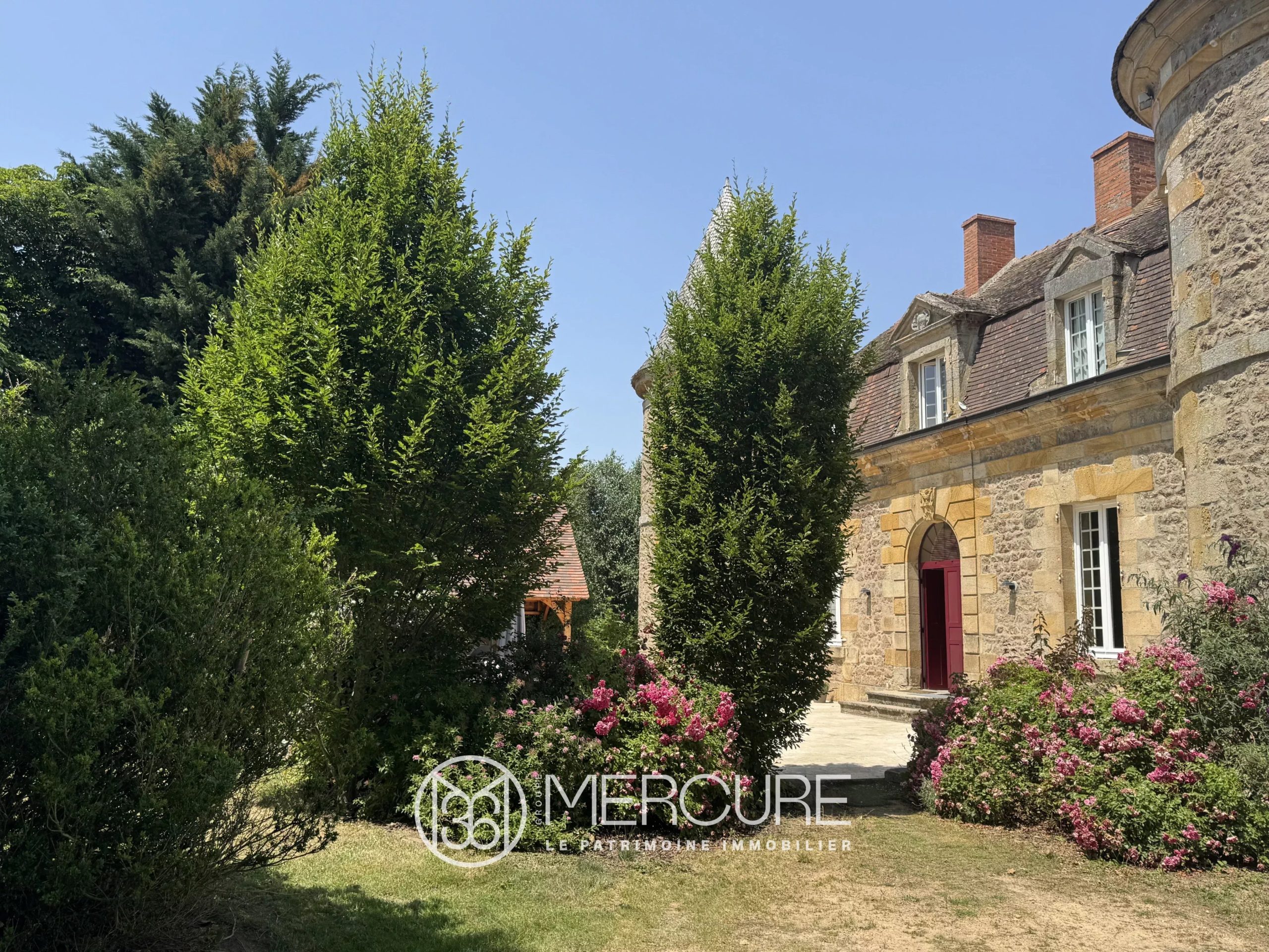 Charming property – Historic 14th- and 15th-century castle on 9 hectares - 21599AU
