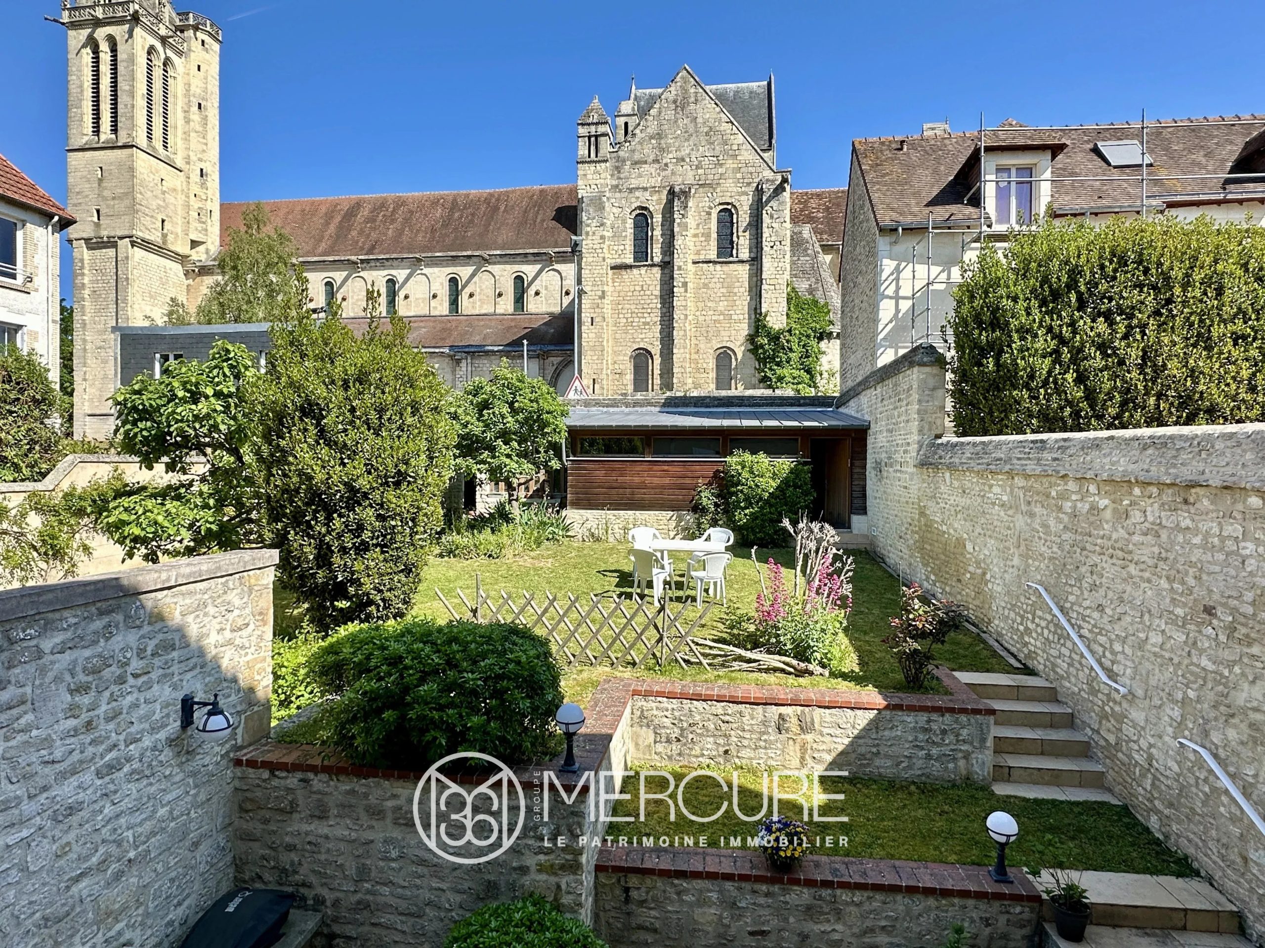 ELEGANTE MAISON FAMILIALE AVEC JARDIN - 21642NO