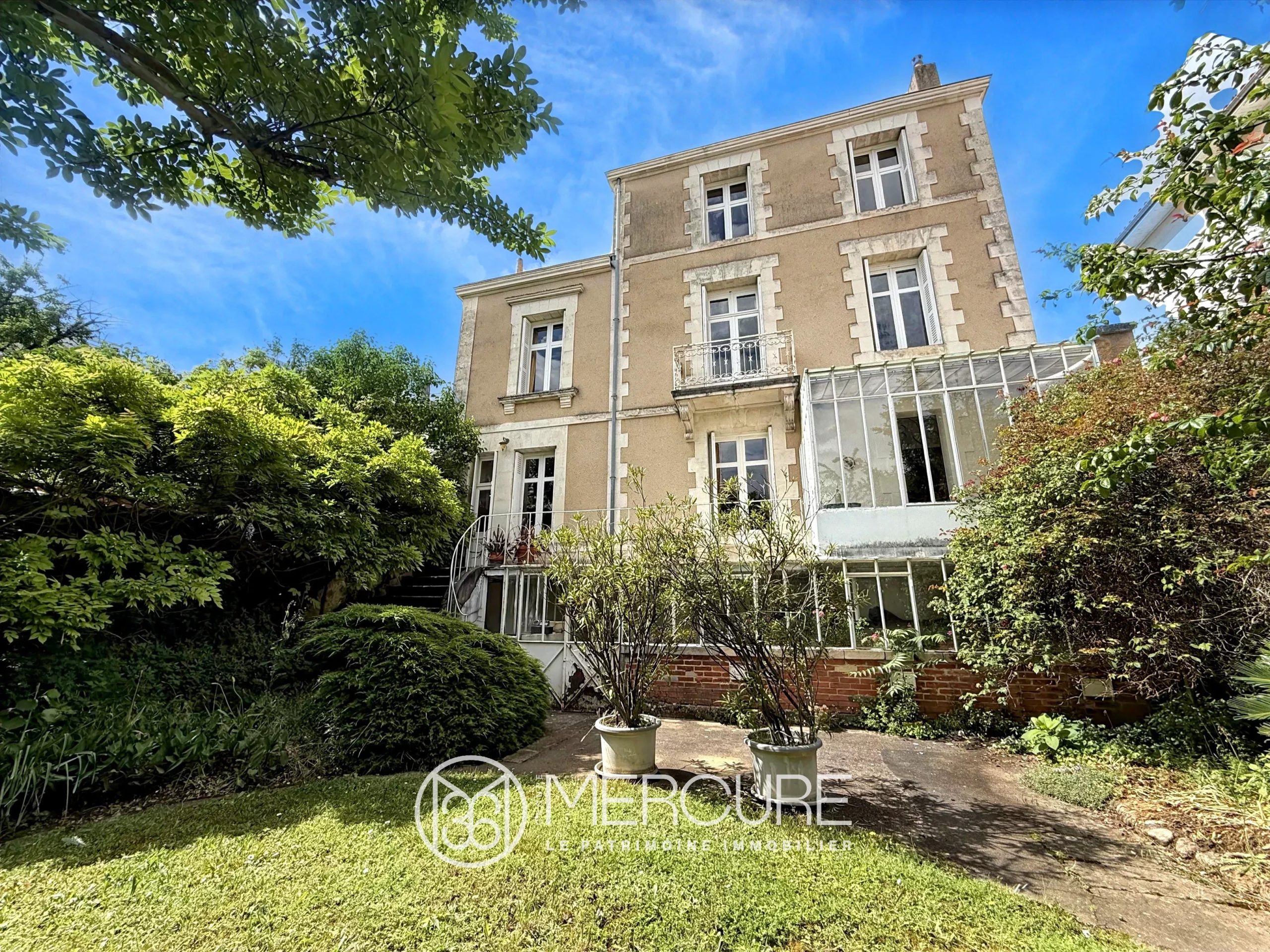 POITIERS-PLATEAU, QUARTIER MAGENTA, MAISON DE VILLE DE 216 M² AVEC JARDIN, CAVE, GARAGE… - 10363po