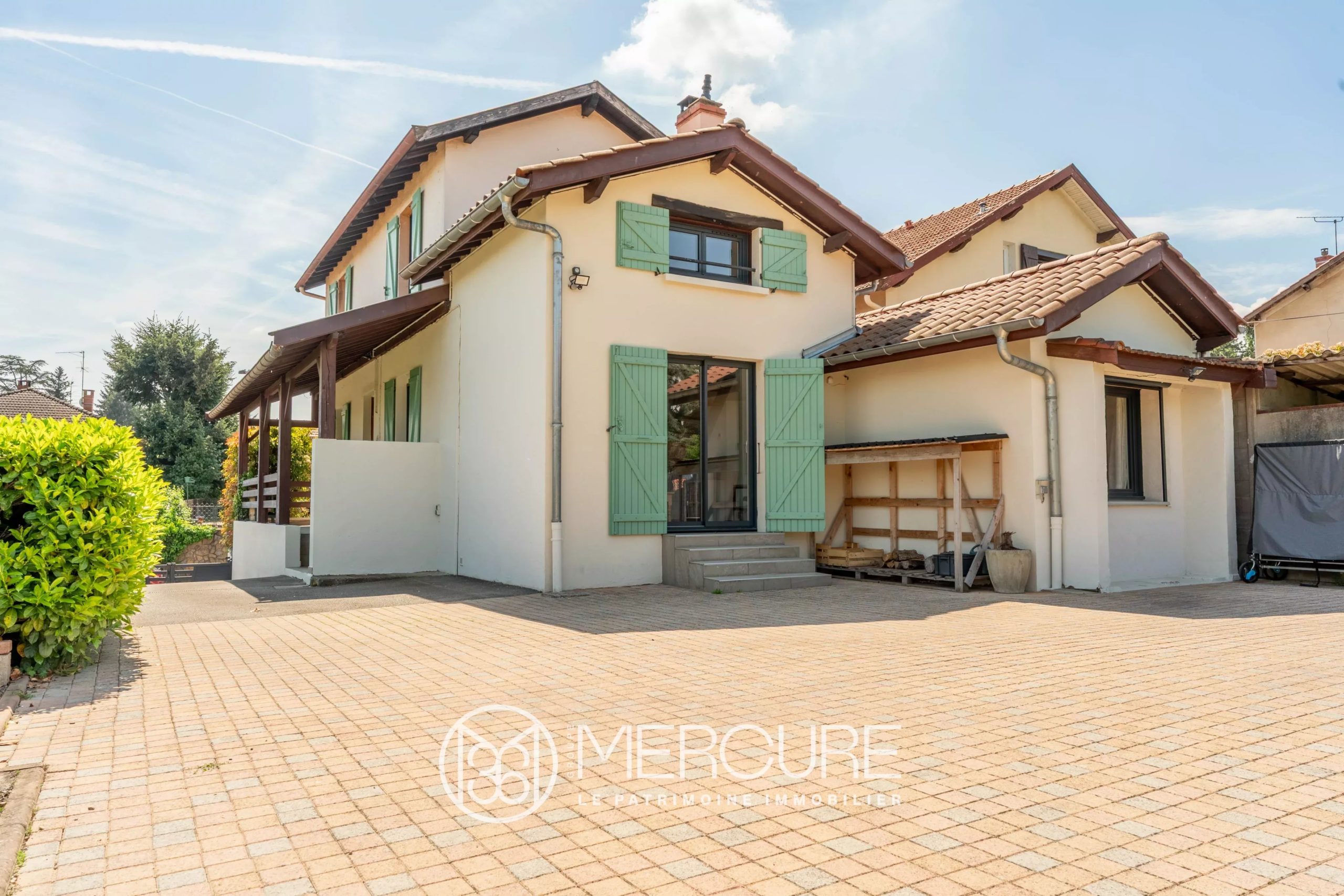 Character home, fully renovated – Limas, 15 min walk from Villefranche station - 5079LY