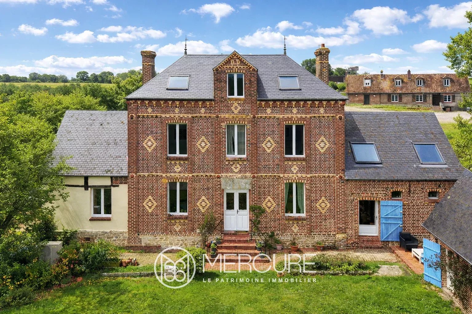 DEUX MAISONS, DEPENDANCES, PARC 7100M² AVEC PISCINE - 80638PI