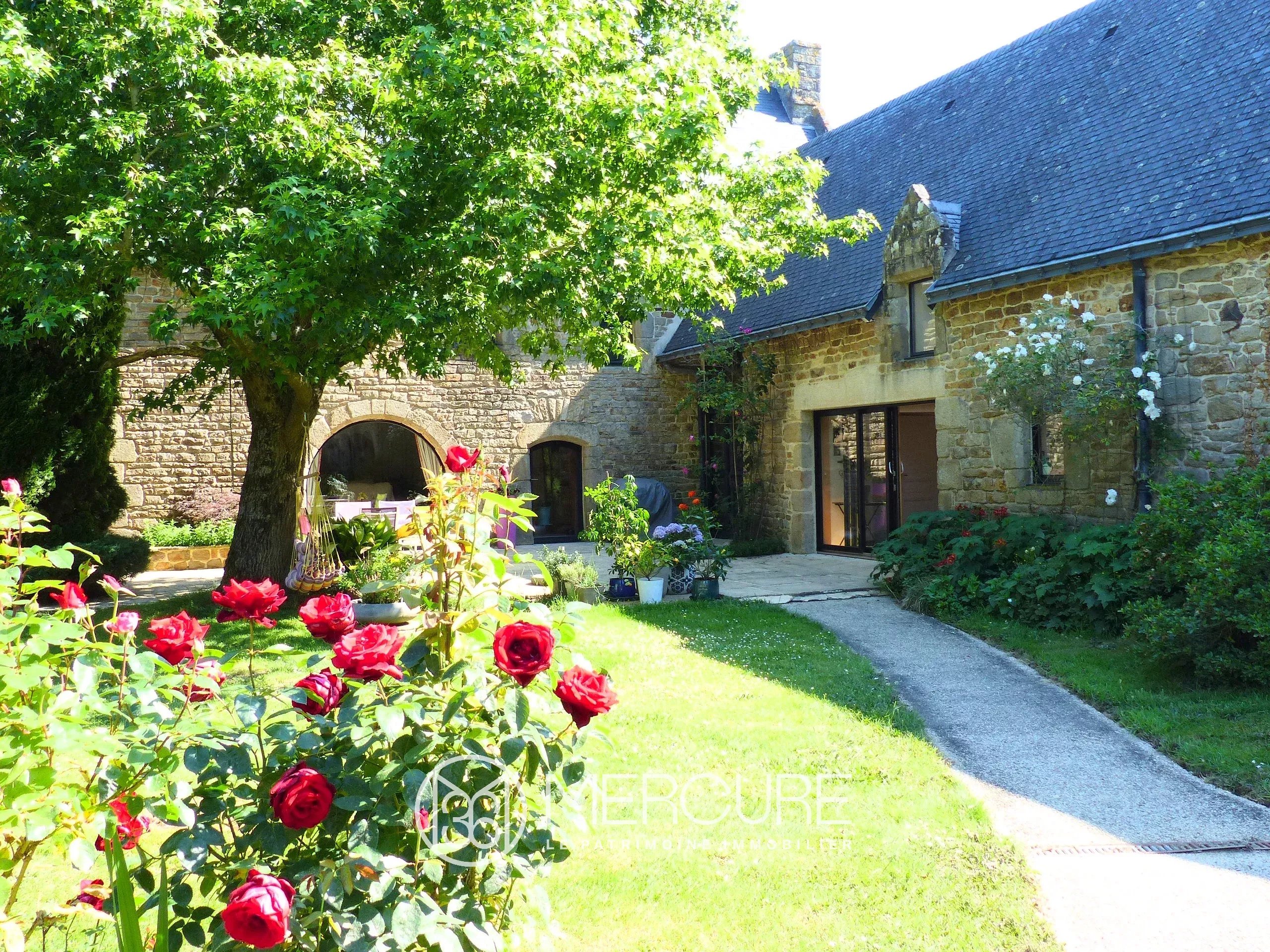 Morbihan, à 15 min de la mer, propriété en pierres du XVIIIe siècle, piscine et parc - 21377BR