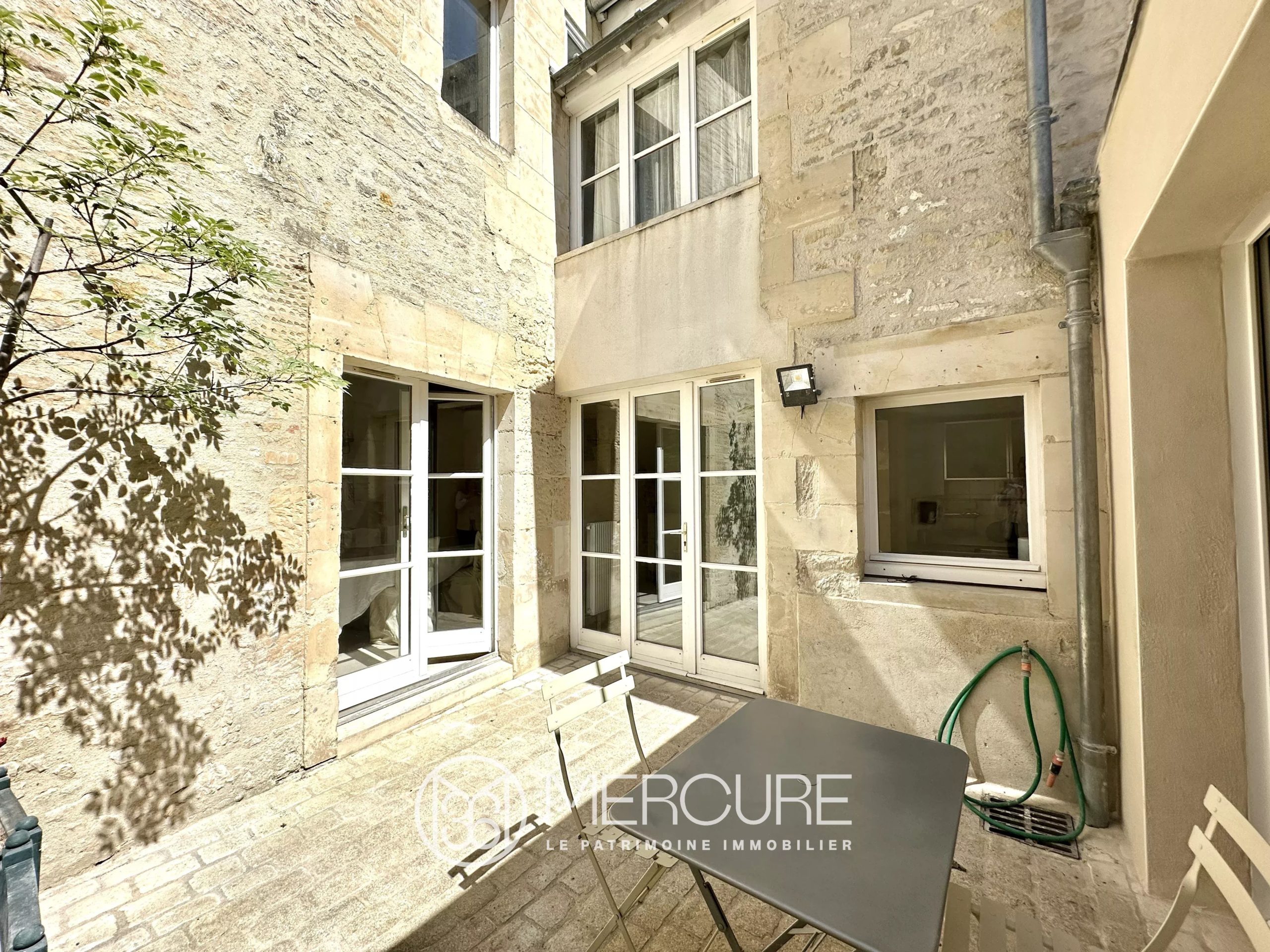 LOVELY TOWNHOUSE – TERRACE AND COURTYARD - 21626NO