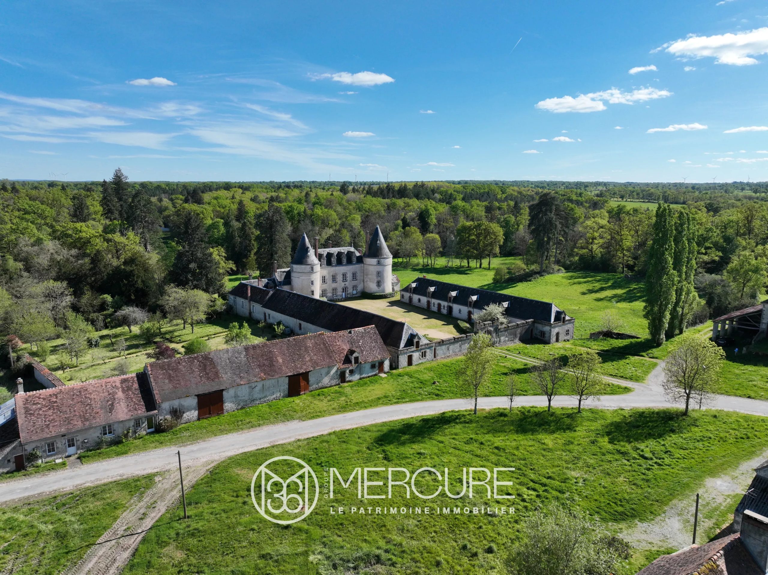 Château d’exception des XVᵉ–XVIᵉ siècles, remanié au XIXᵉ – Domaine de 108 hectares - 10344PO