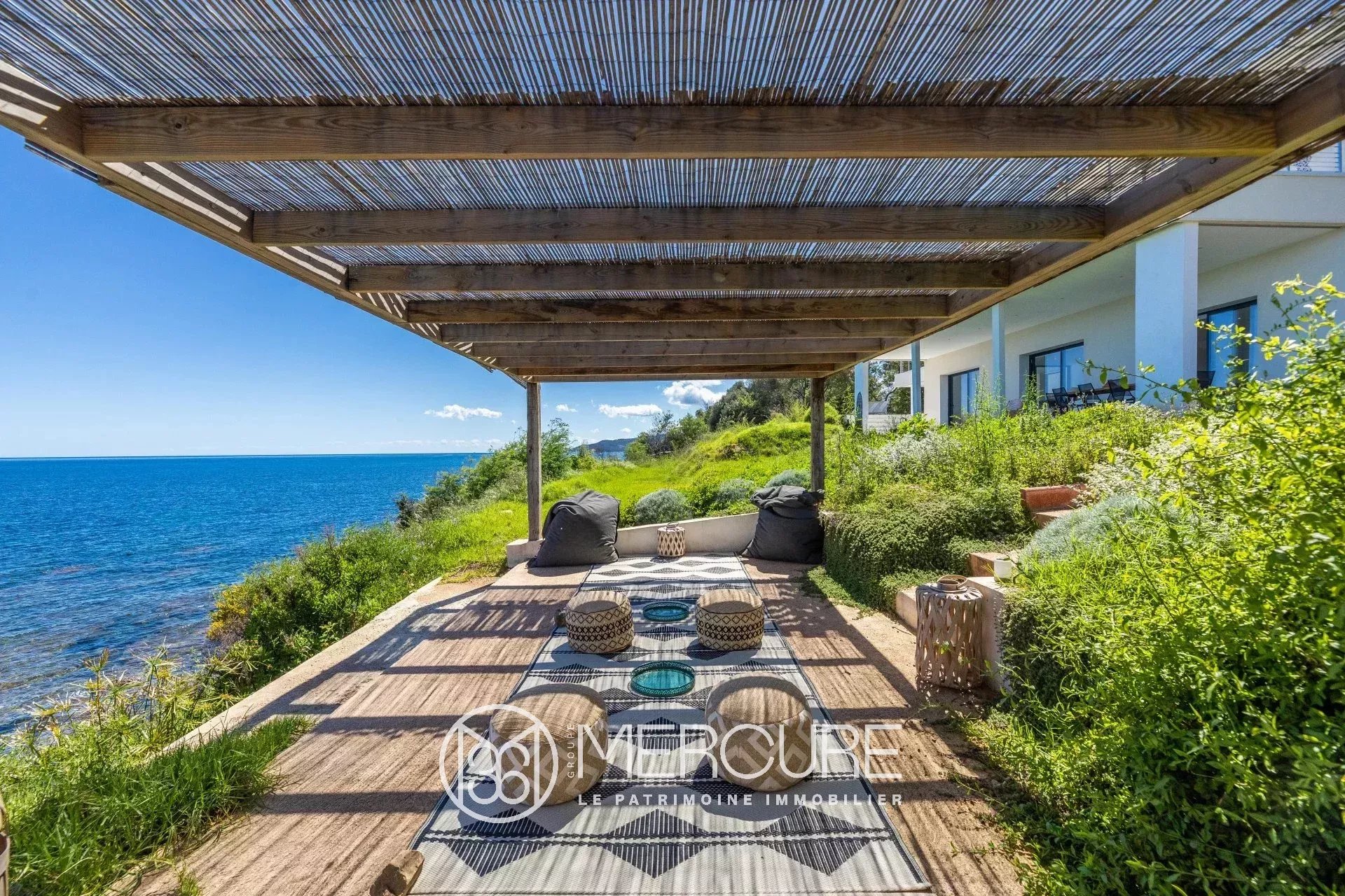 EXCEPTIONAL VILLA ON THE BEACHFRONT OVERLOOKING THE SEA - 21695CO