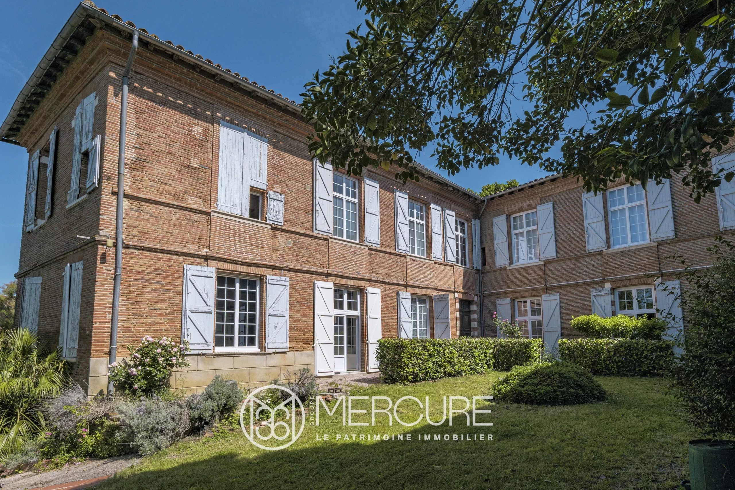 17th-CENTURY CHATEAU IN THE HEART OF THE VILLAGE - 9189TS