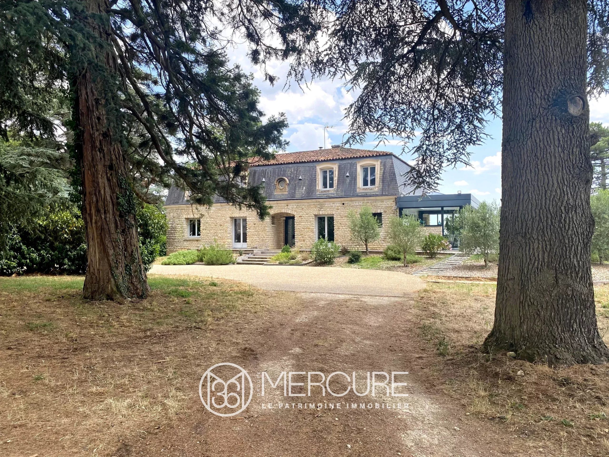 MANSARD RENOVE SUR PARC AVEC PISCINE CHAUFFEE, GRANDE DEPENDANCE ET LOCAUX ANNEXES - 10395po