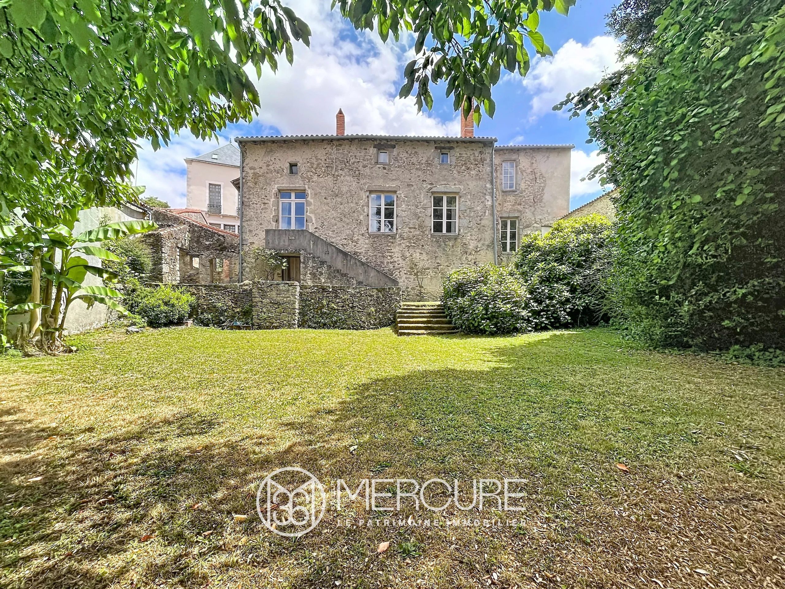 Maison de caractère du XVe siècle au cœur de Parthenay - 10390PO