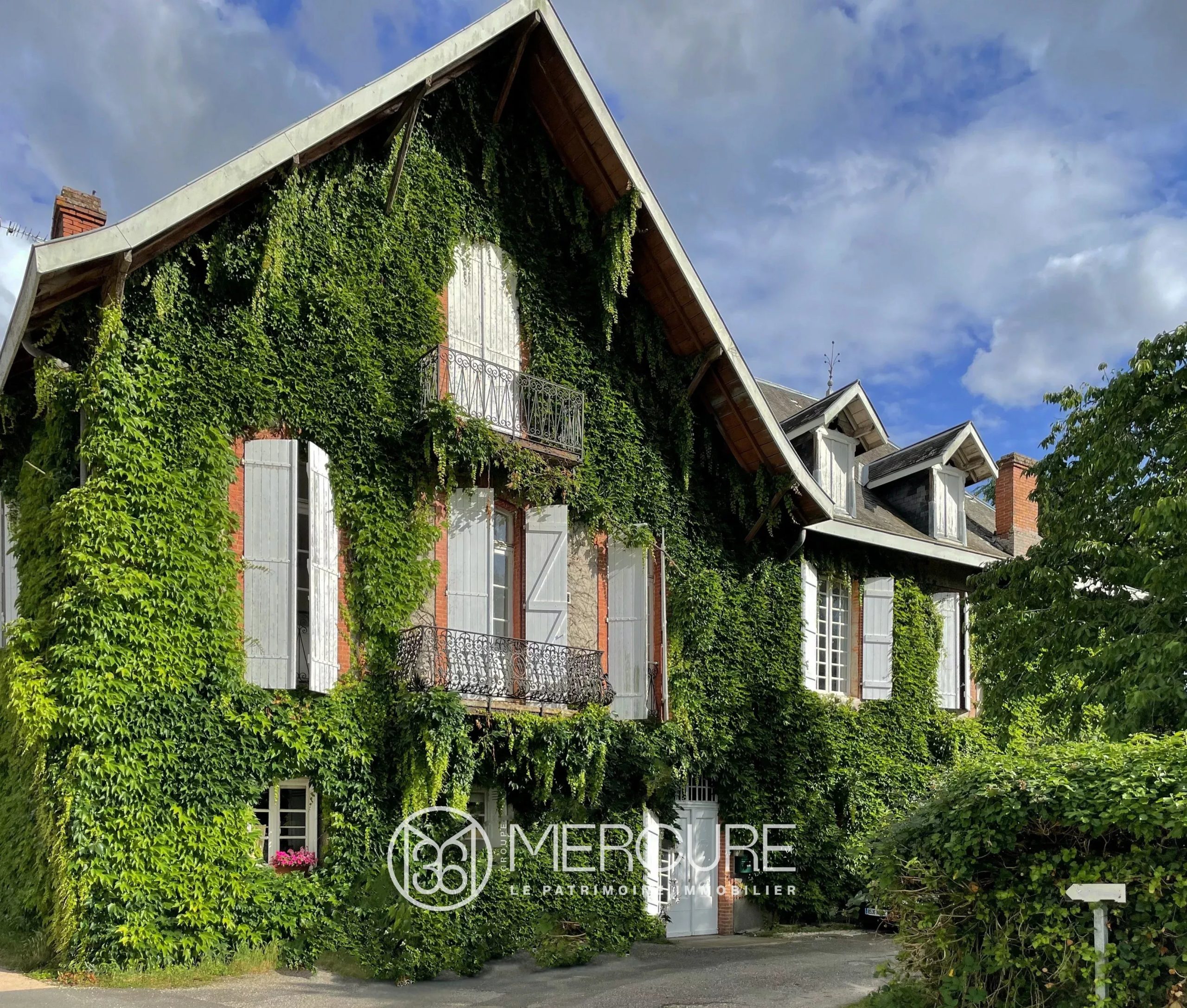CHARMING MANOR HOUSE – PARK AND POOL - 9143TS