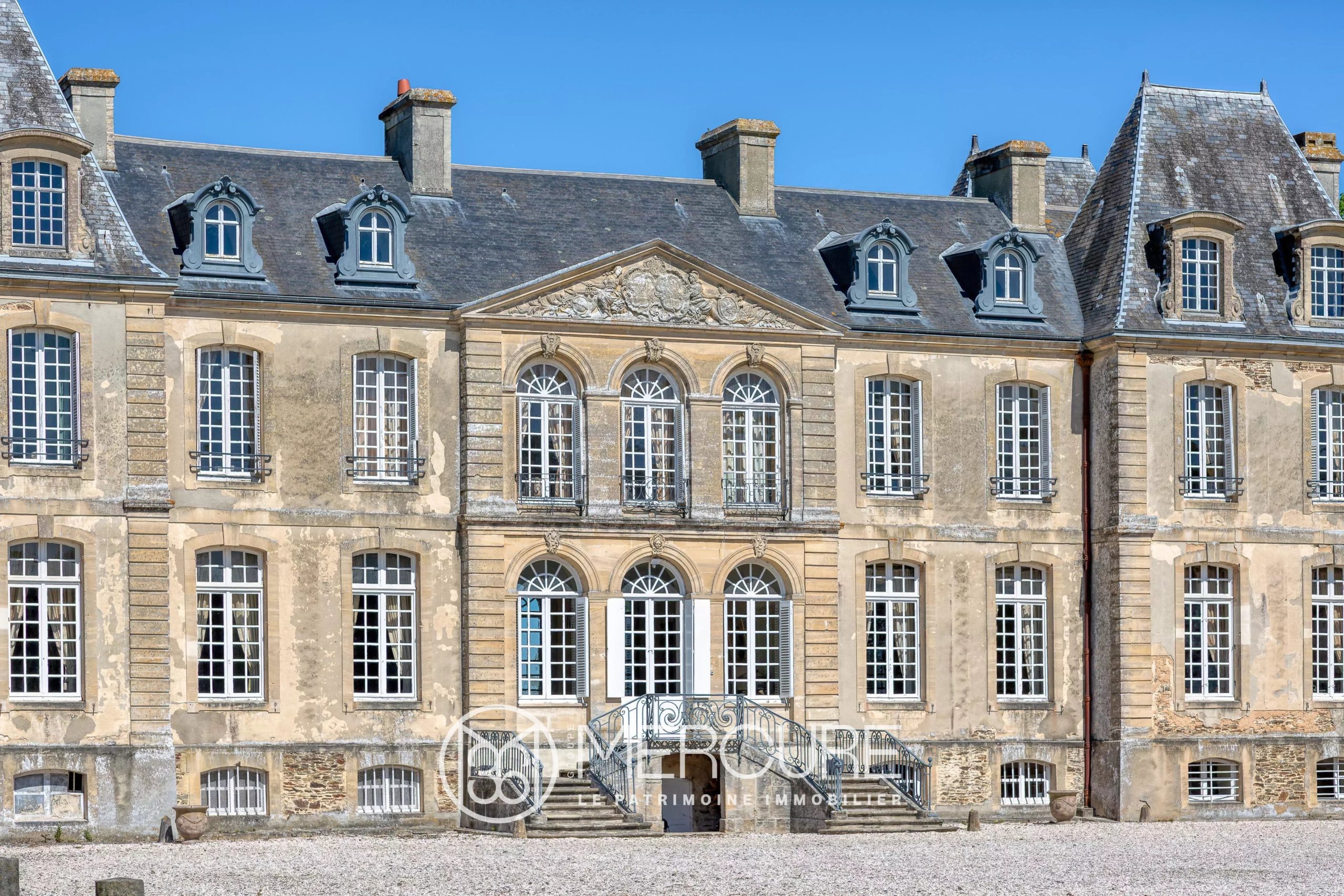Très élégant château XVIIIe – ISMH - 21198NO