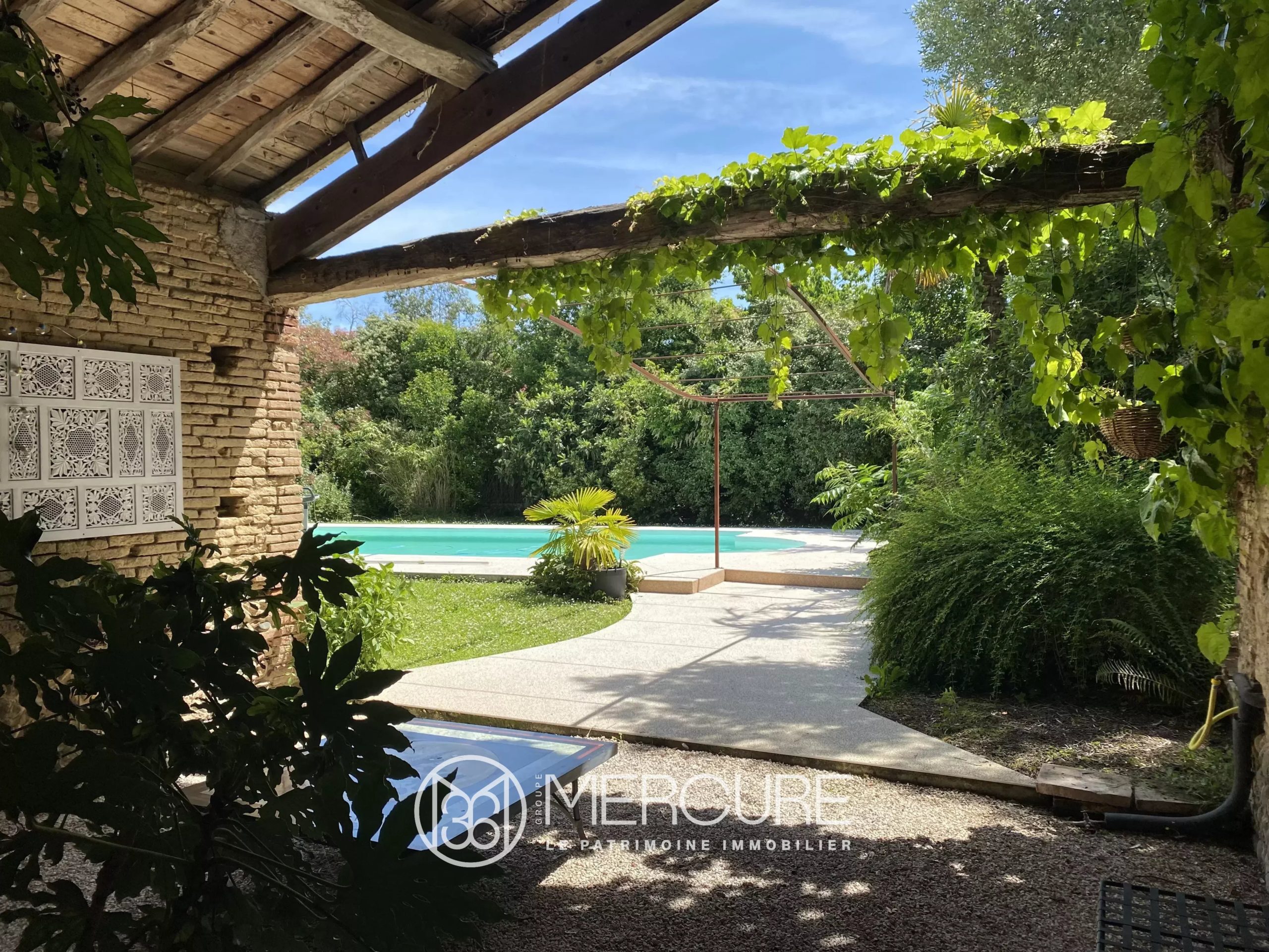 AGREABLE MAISON FAMILIALE – JARDIN – PISCINE - 9356TS