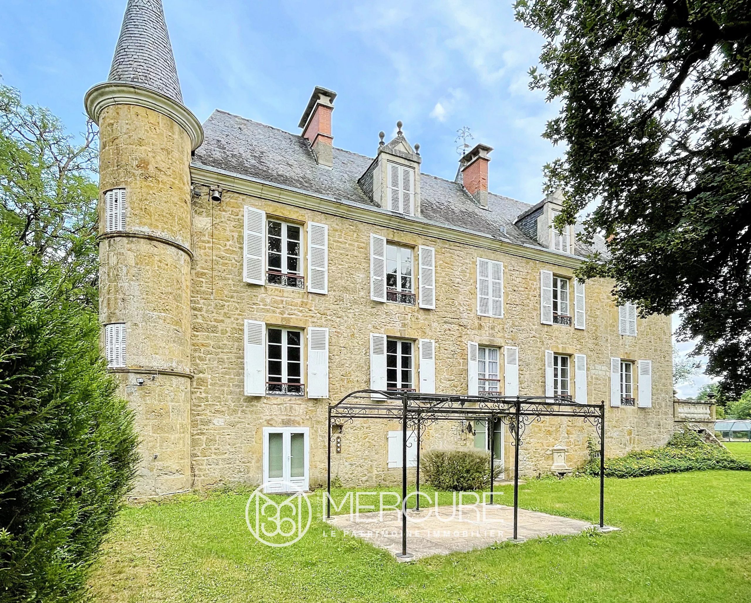 19th-century château with a beautiful annexe and outbuildings - 9357TS