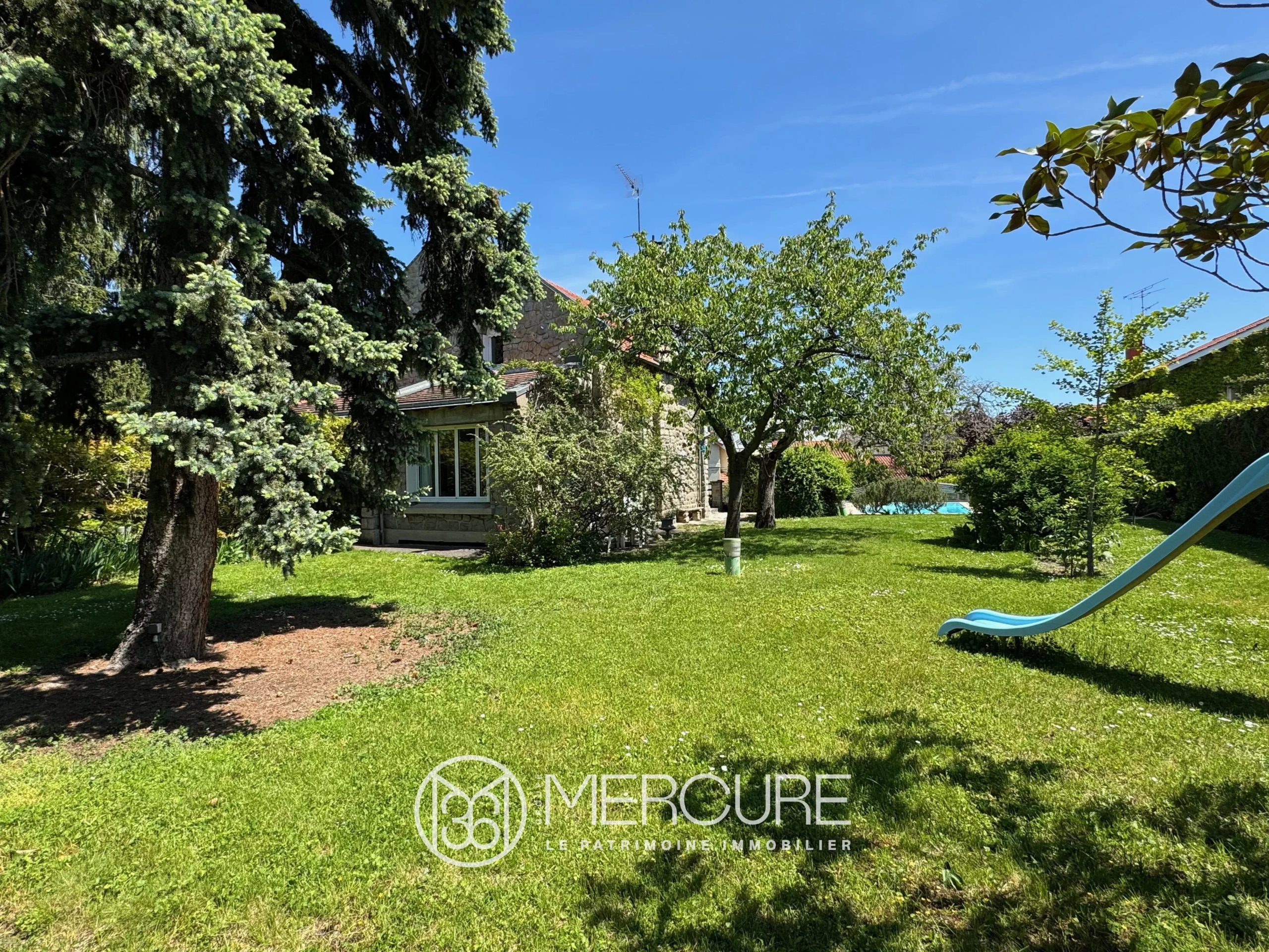 Maison de caractère 188m² hab. sur 2011m2 de jardin clos paysagé , 5 ch., grande piscine, garage, 15 min à pied Place Gaillard - 21679AU