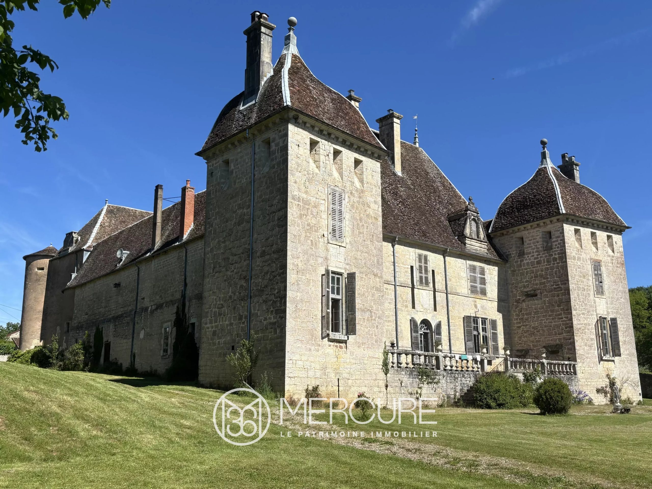 Château historique de 22 pièces à Filain - 21624