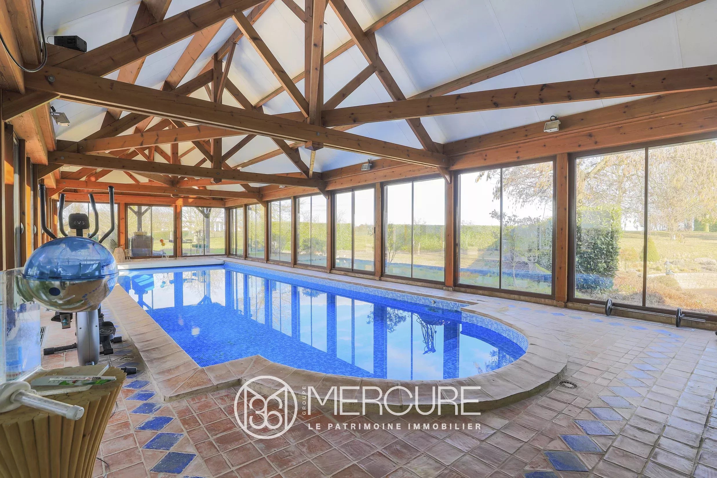 GRANDE MAISON RECENTE AVEC PISCINE. - 21521NC