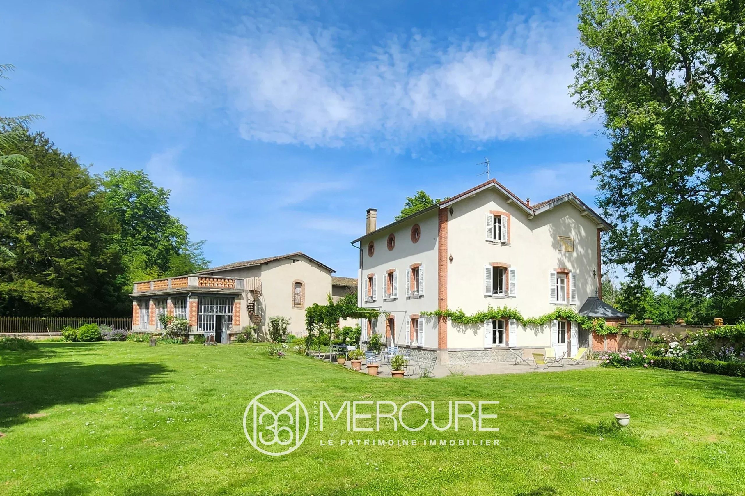 Entre Lezoux et Thiers, maison de caractere et ses dépendances sur 1.2ha - 21653AU