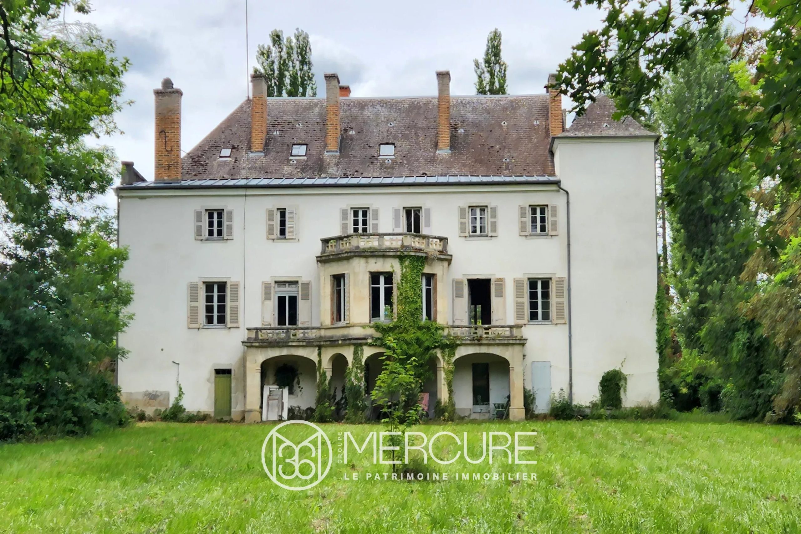 Allier, grand manoir XVIIIème de 490m² en 15 pièces principales et grandes dépendances sur terrain de 6ha env. - 21668AU