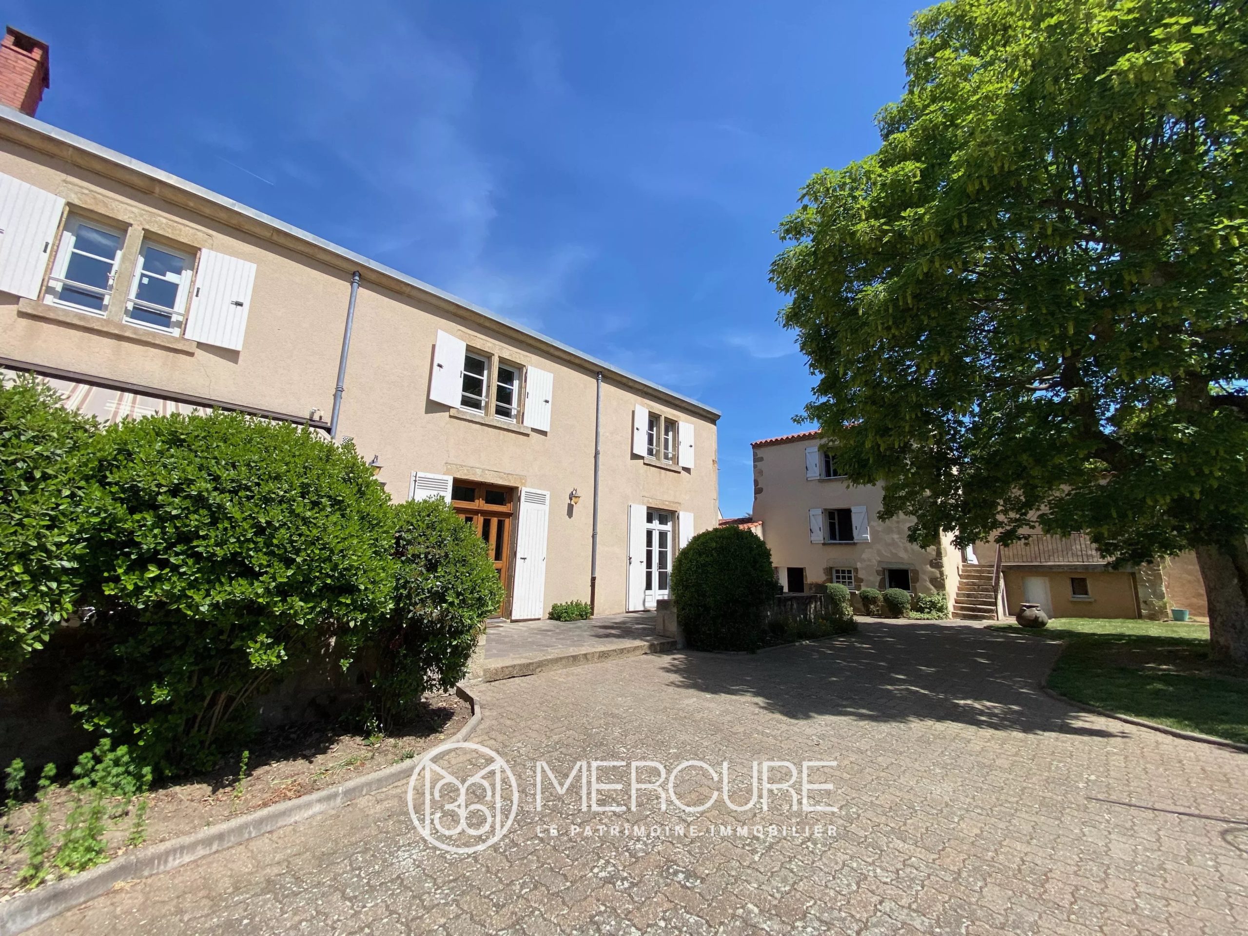 Propriété de caractère avec maison d&rsquo;amis, grange et terrain arboré de 2 166 m² - 21639AU