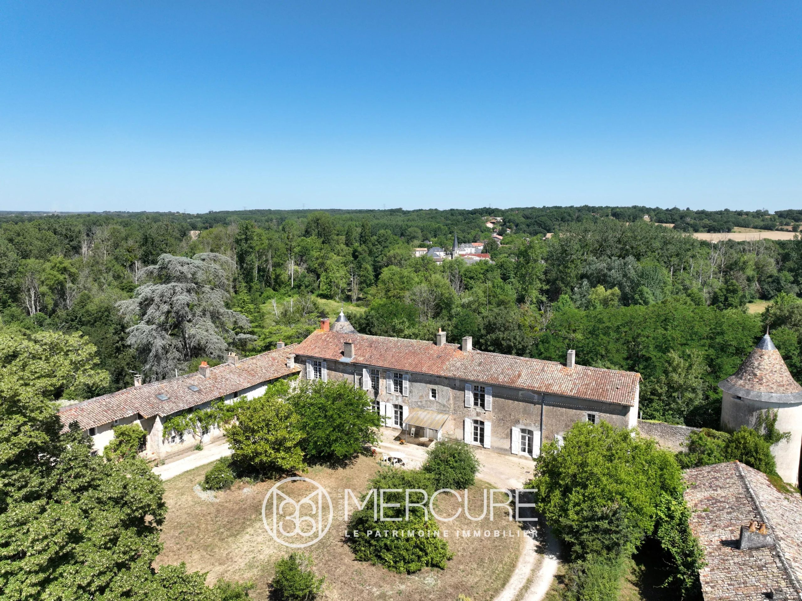 Exceptionnel domaine historique en bord de rivière – Château et dépendances sur 9 hectares - 10392PO
