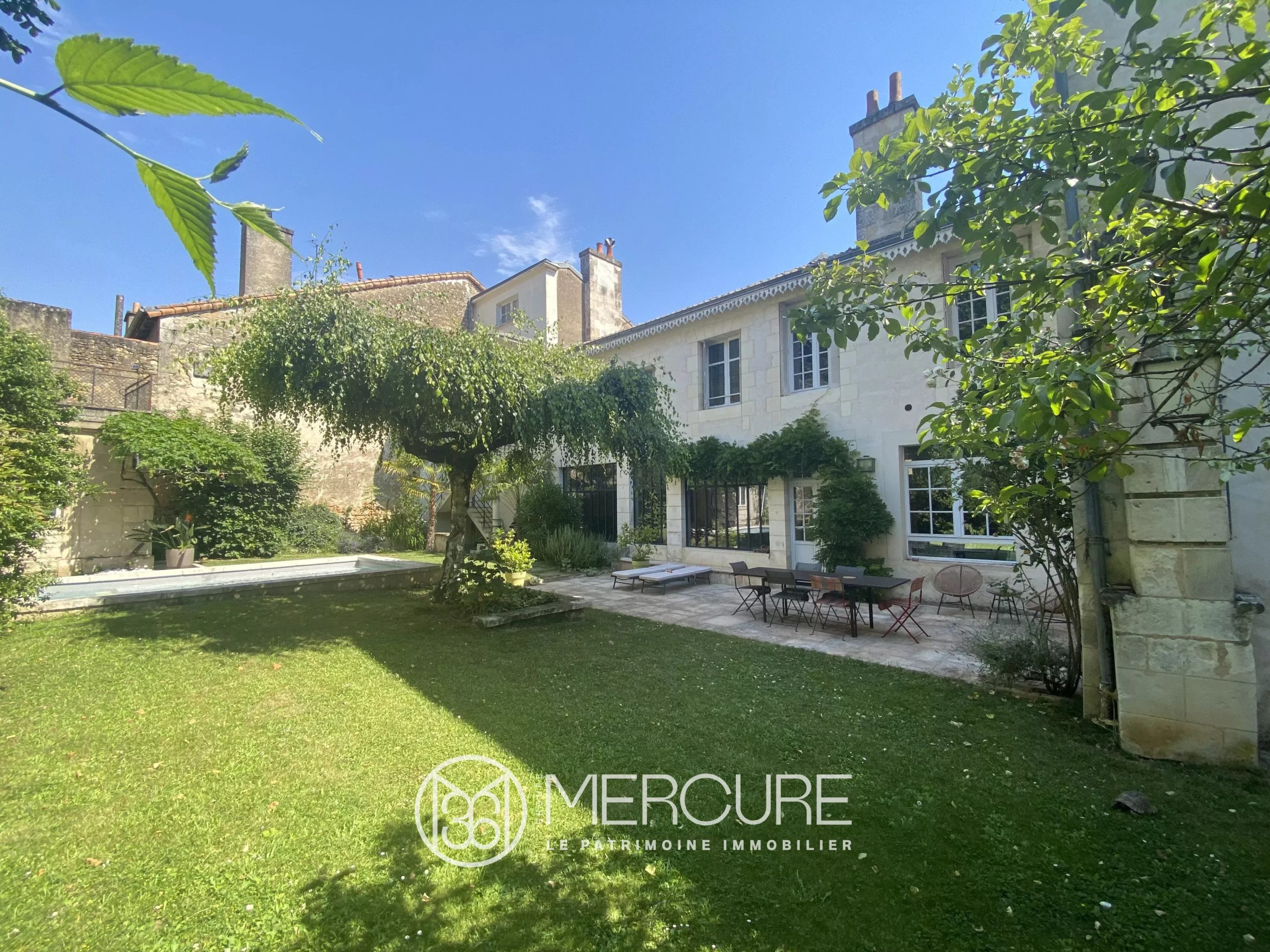POITIERS-PLATEAU, QUARTIER NOTRE DAME, MAISON DE VILLE AVEC GARAGES, JARDIN, PISCINE ET IMMEUBLE ATTENANT - 10386po