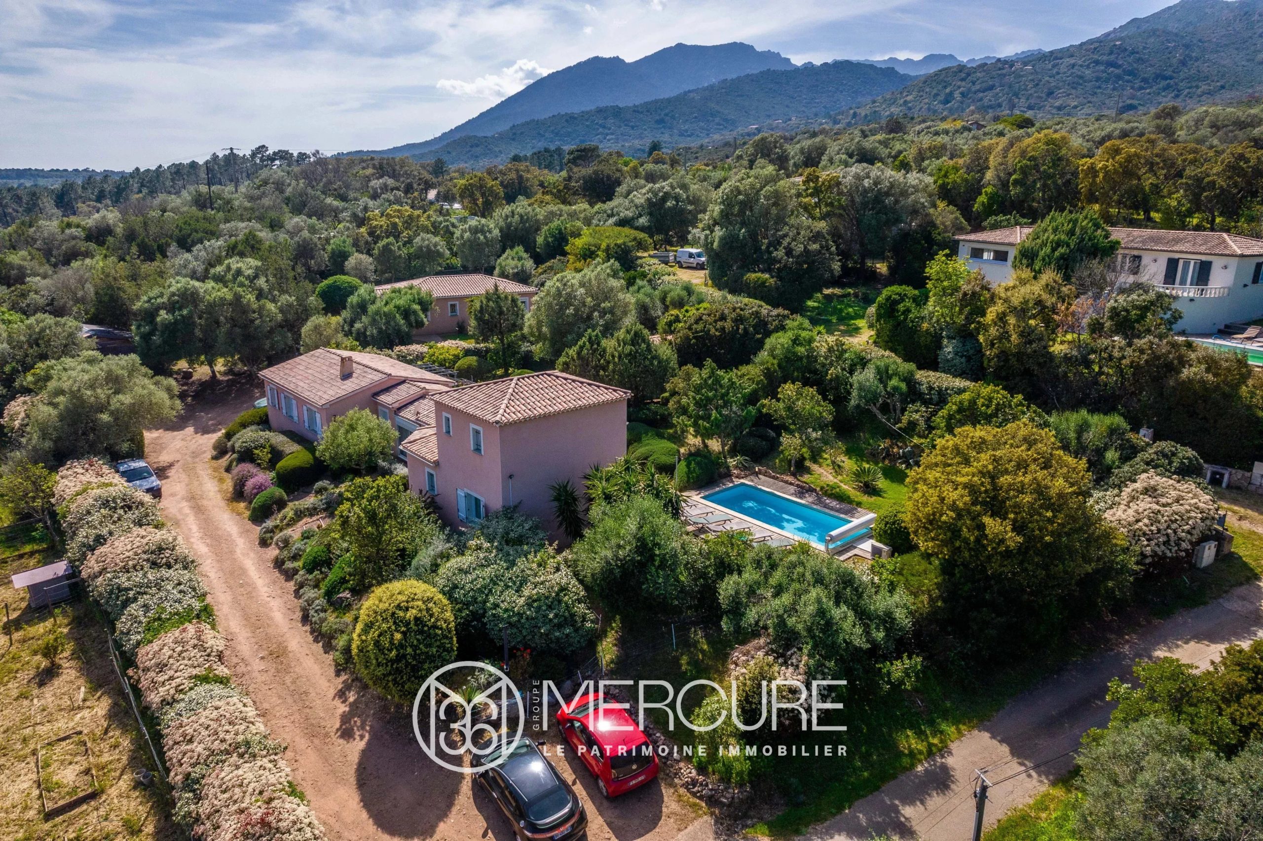 JOLIE MAISON AVEC PISCINE - 21690CO