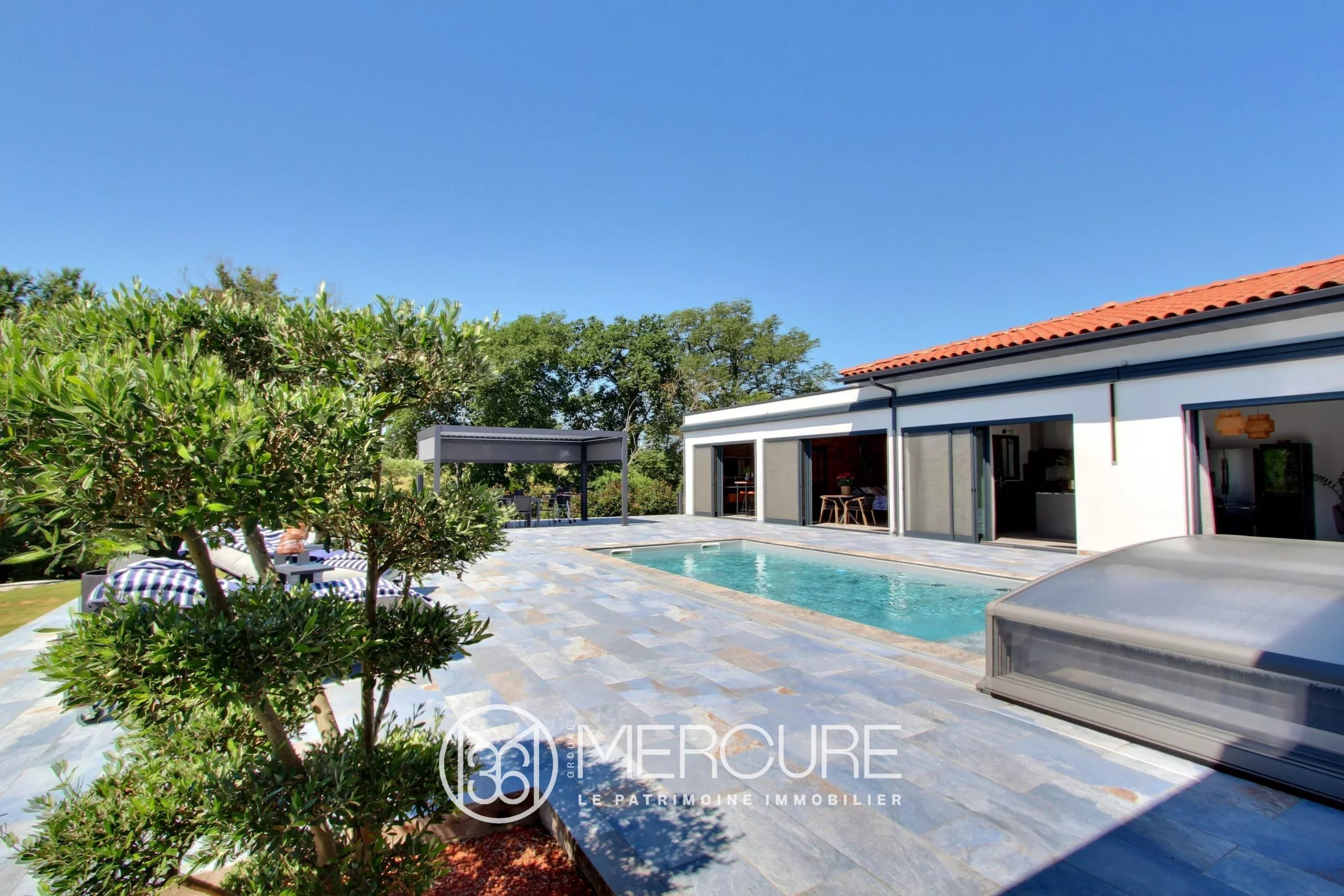 BEAUTIFUL CONTEMPORARY HOME – INDUSTRIAL STYLE – POOL - 9358TS